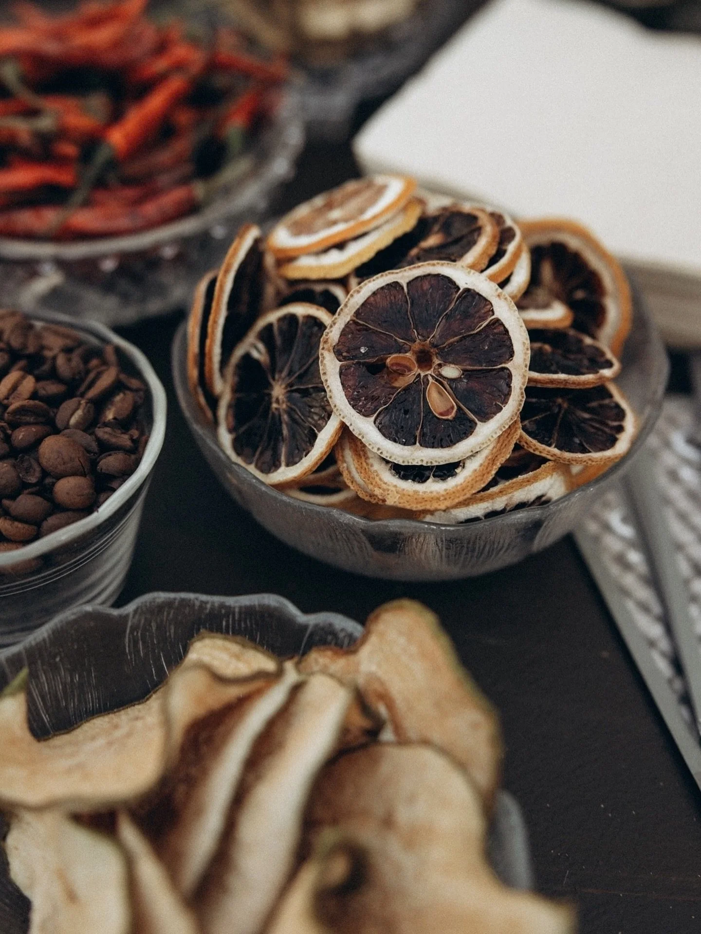 A moment for the garnish 

Venue @thenest.atstill
Photo @forloveandlight 

#garnish #mobilebartending #weddingdetails