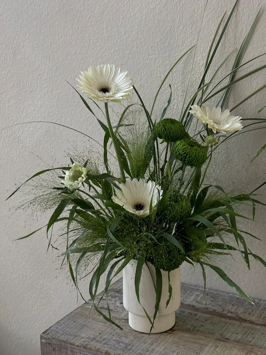 You can&rsquo;t have a bare bar, our in house florals are the perfect final touch. 

#mobilebar #floraldesign #seasonalflorals #explosiongrass