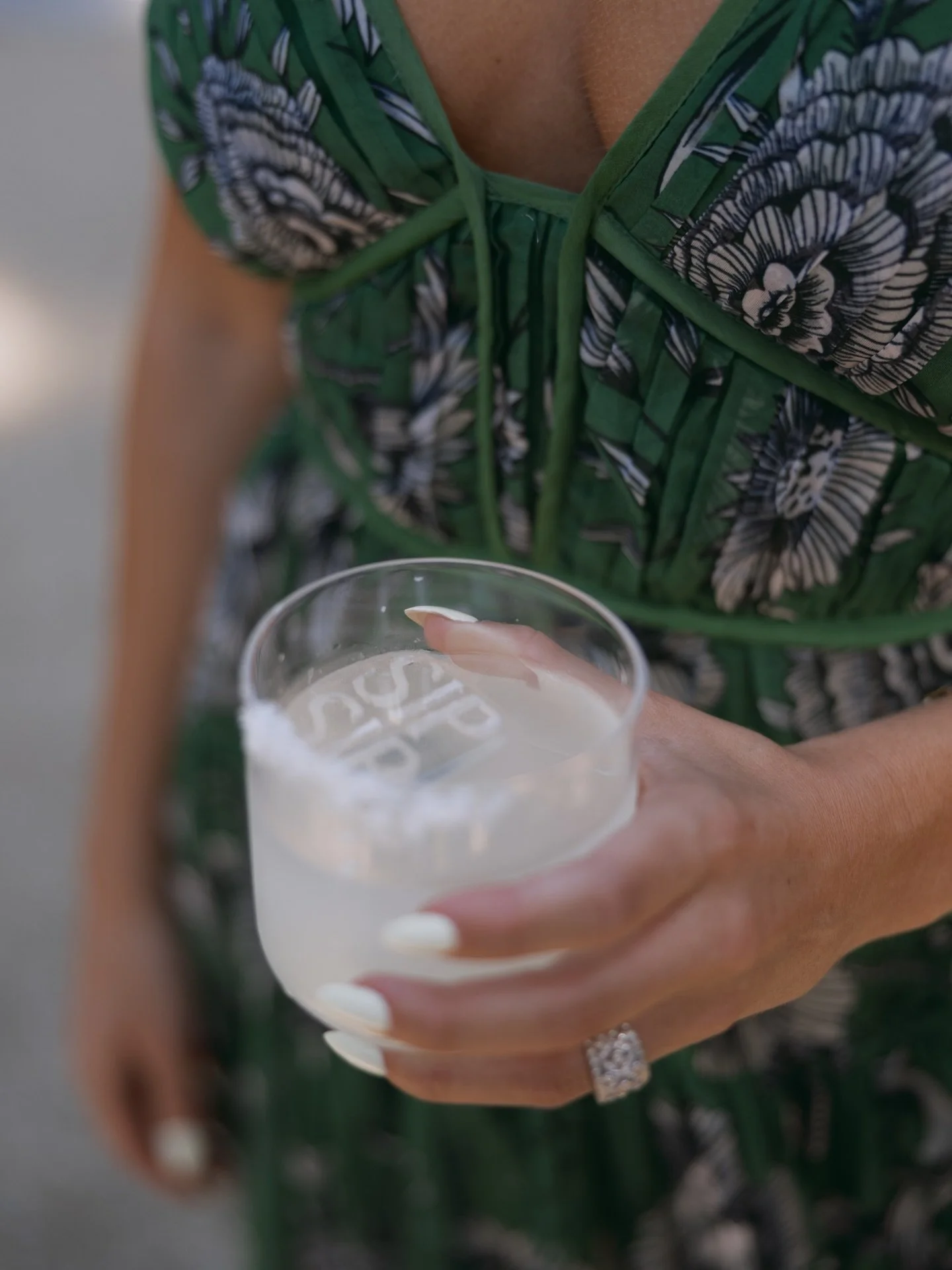 Spring cocktail hour, what more is needed? 

venue: @theravine.sanjuan 
photographer: @hollyfreytagphoto 
ice: @icebulb 

#customice #cocktailhour #margarita #springcocktails