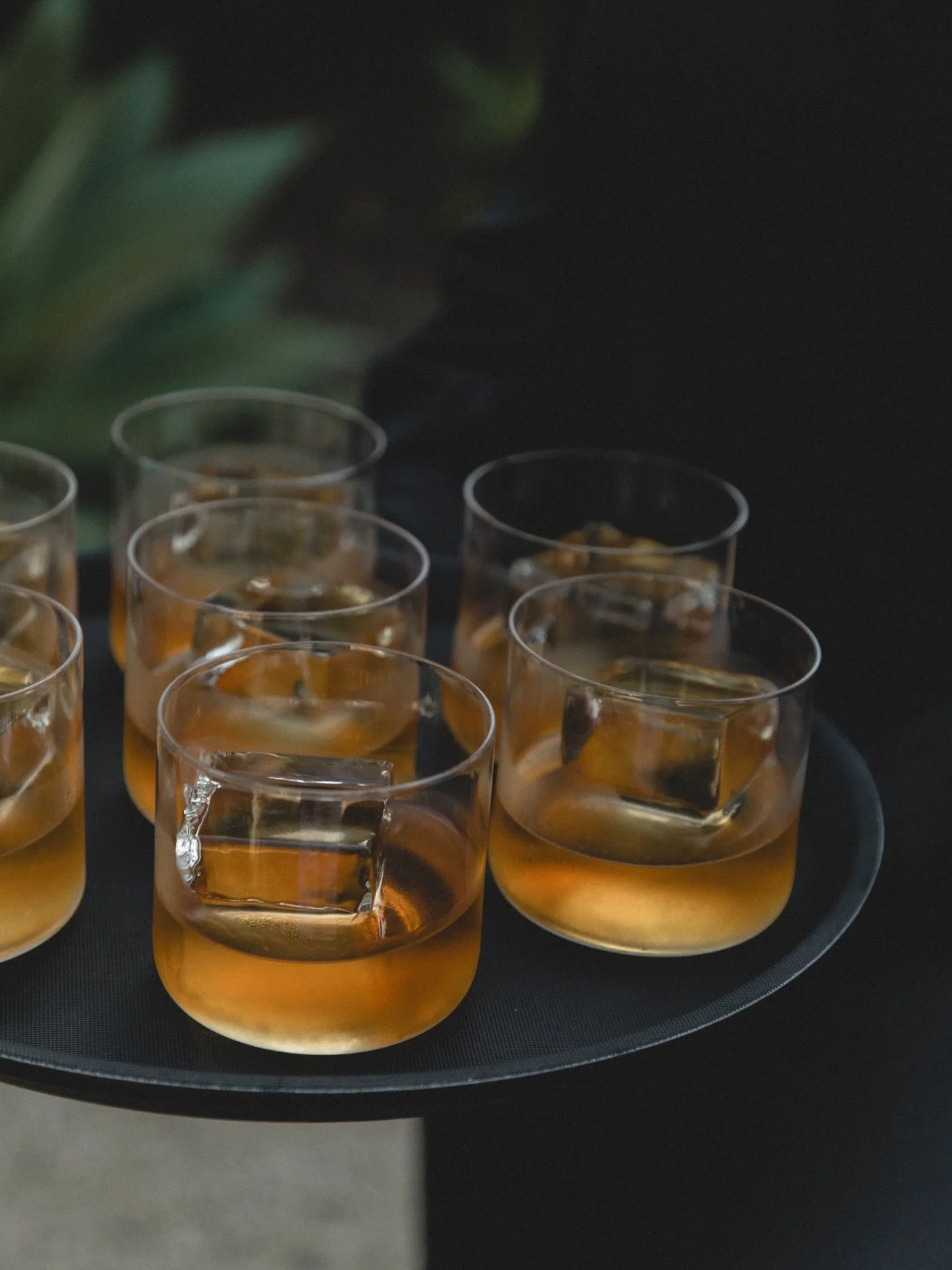 Clarity in every detail. 

venue: @theravine.sanjuan 
photography: @valvogtbauer 
ice: @icebulb 

#cocktailice #oldfashioned #weddingbar #cocktailhour