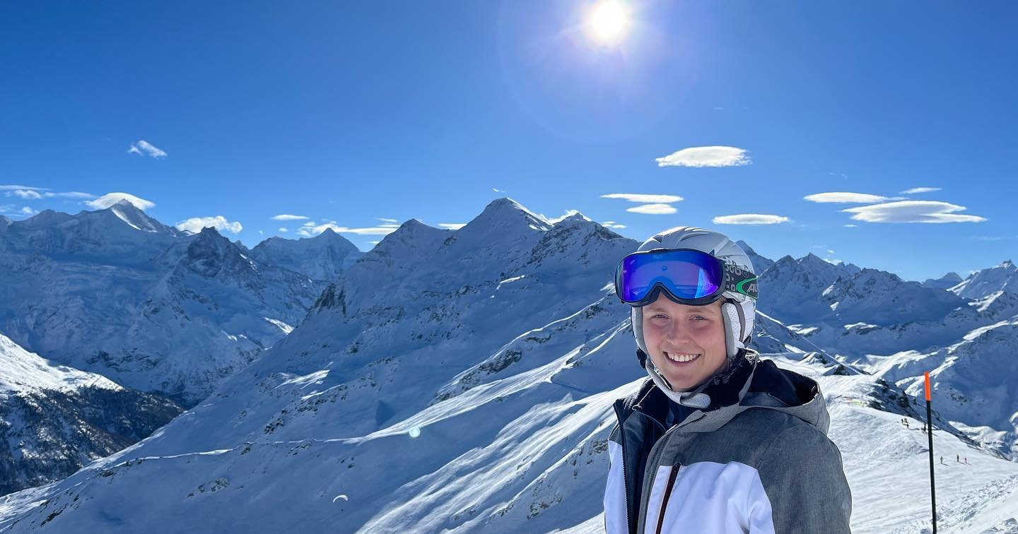 Skiing, family time, fresh air, naps, sunshine, &quot;gaufre sucre cannelle&quot;... exciting and recharging vacation! Please excuse the sheer amount of panoramic photos, but I'm not as used to the swiss alps anymore, or maybe I just got older and en