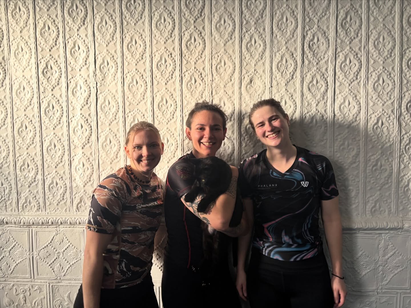 Richard was nice enough to pose with the ladies after training even though he had to move out of the sunbeam 🥹

#jadefortressmartialarts #gymcat #womensbjj #nogi #bjjgirls