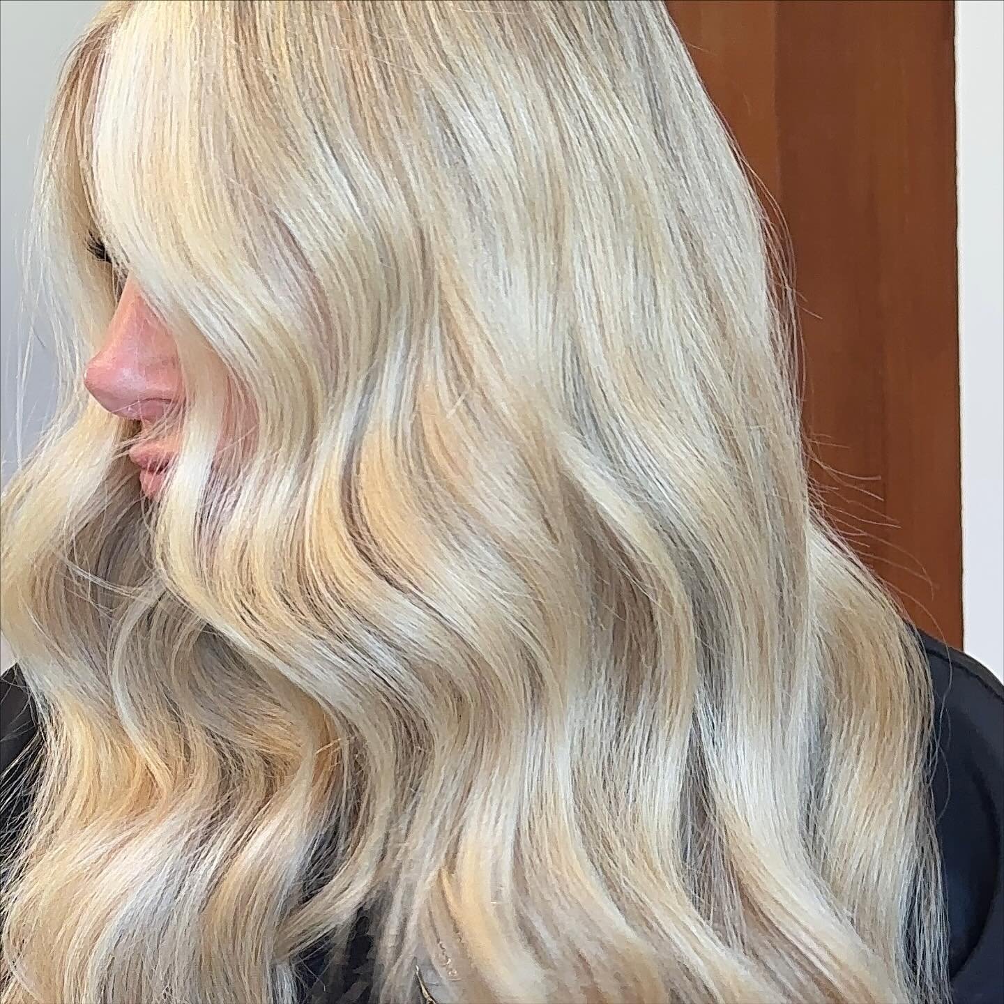 One row can make all the difference 💫 

Boss babe @jacqui.thetemple wears 1 row for fullness and it&rsquo;s perfectly blended into this bright, sun-kissed blonde! 

At The Temple, we&rsquo;re all about enhancing what&rsquo;s already beautiful ✨

Cur