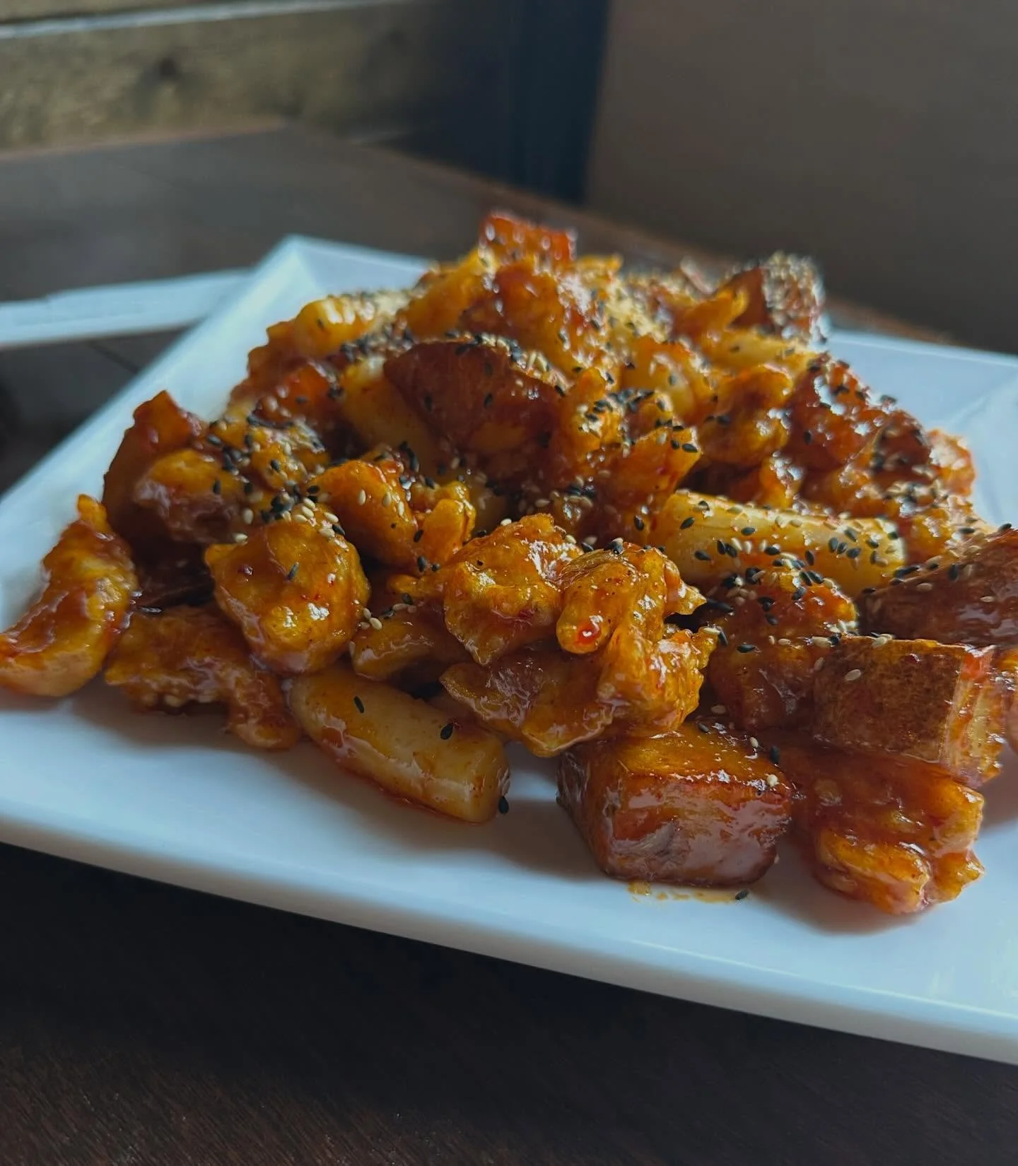 Who has tried our Makimono Chicken? 
Chicken thigh pieces, Rice cakes, Potato wedges in our sweet chili 🌶️ sauce 

Makimono 
📍99 Krog St. NE suite X, Atlanta, GA 30307
📞(470)355-9556

#krogstreetmarket #foodhall #savoryfood