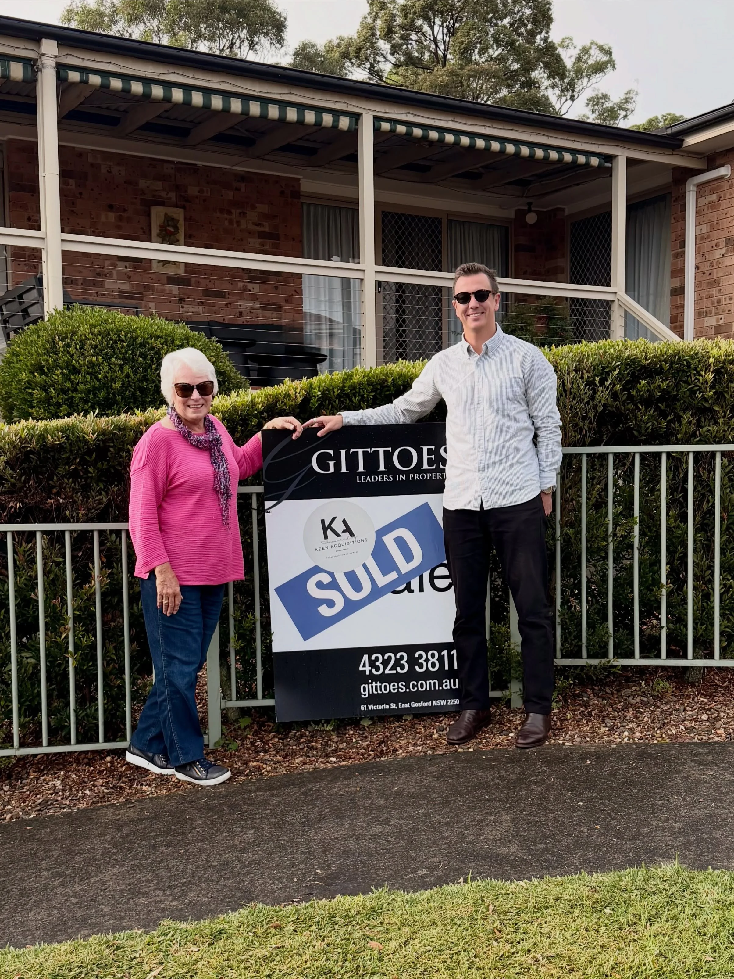 My client lives in the UAE, so her mum has been right there with us every step of the way. Today she got to do the honours and put on the sold sticker for her daughter🙌🏻🏡
Thanks to sales agent @reecehillier_realestate // @gittoesleadersinproperty 