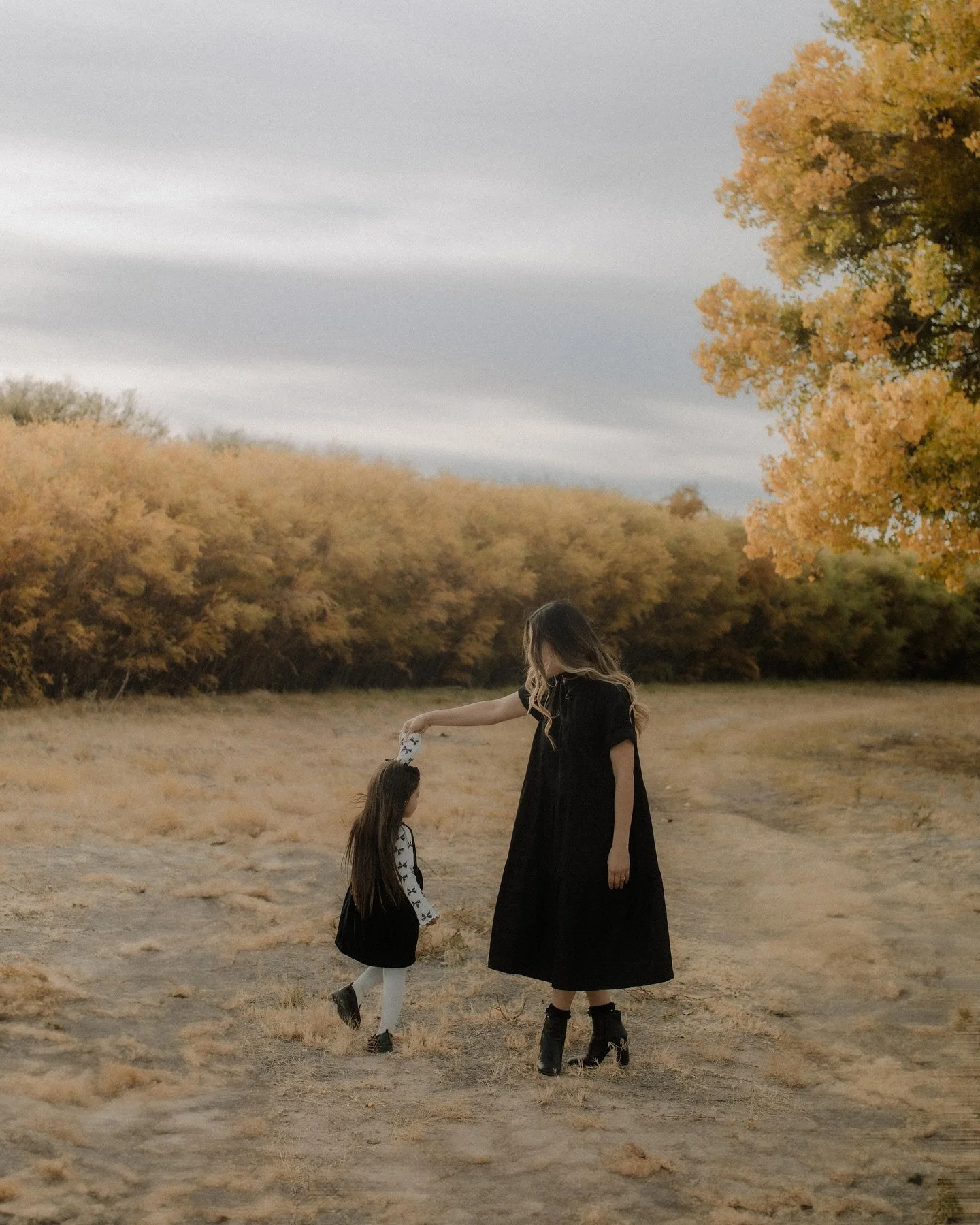 Kicking off the holiday season by sharing more family sessions! 🎄 I don&rsquo;t post these often, but I love capturing these moments with families.