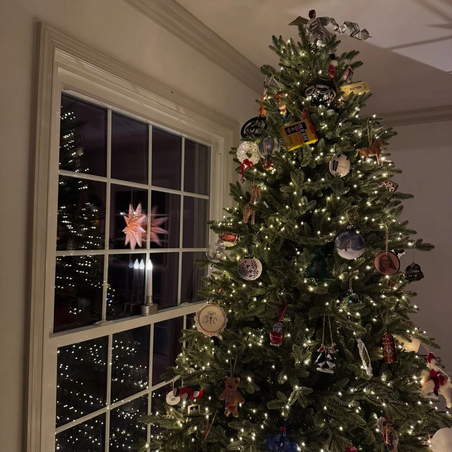 The glow of the holiday season ✨

&hellip;followed by my husband turning off every single light before bed 😉

#washingtondcinteriordesigner 
#bethesdainteriordesigner 
#thecottagejournal 
#potomacinteriordesigner