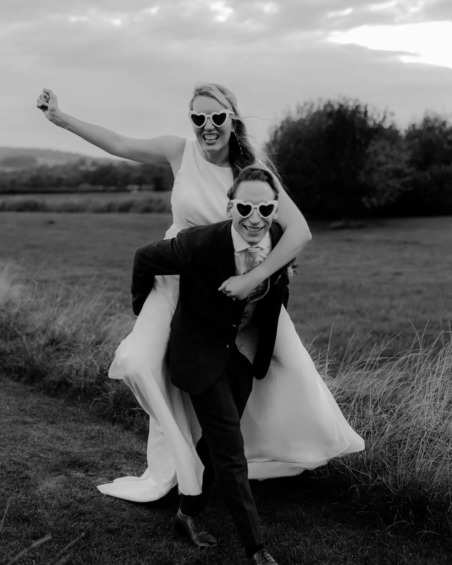 Always a fabulous day at @quantocklakesuk 💕 

Congratulations R &amp; S 🫶🏻 

Photographer: @jordhanphotography 
Venue: @quantocklakesuk 
Hair: @thehairbarsomerset 
Band: @fhweddingband 

#quantocklakes #quantocklakeswedding #quantocklakesweddingph