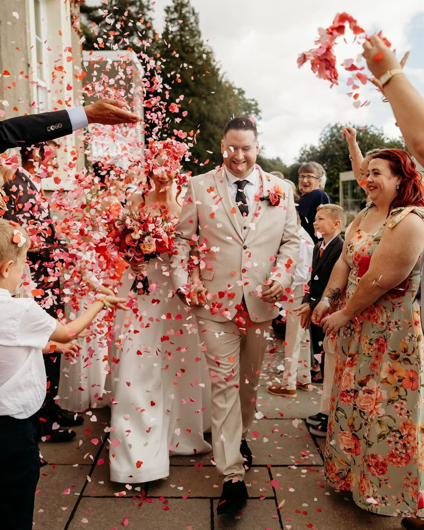 Confetti? Completed it mate 👌🏻 

Photographer: @jordhanphotography 
Venue: @newhousecountryhotel 

Thank you so much for second shooting for us @daniellamarinosphotography 💕 

#newhousecountryhotel #newhousecountryhotelwedding #southwestweddingpho