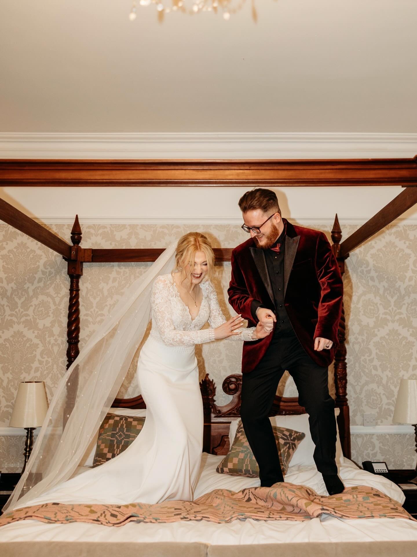 Want those fun shots, but it&rsquo;s blowing an absolute hooley outside? No problem 💁🏼&zwj;♀️👌🏻 

#funweddingphphotography #cotswoldweddingphotographer #southwestweddingphotographer #somersetweddingphotographer