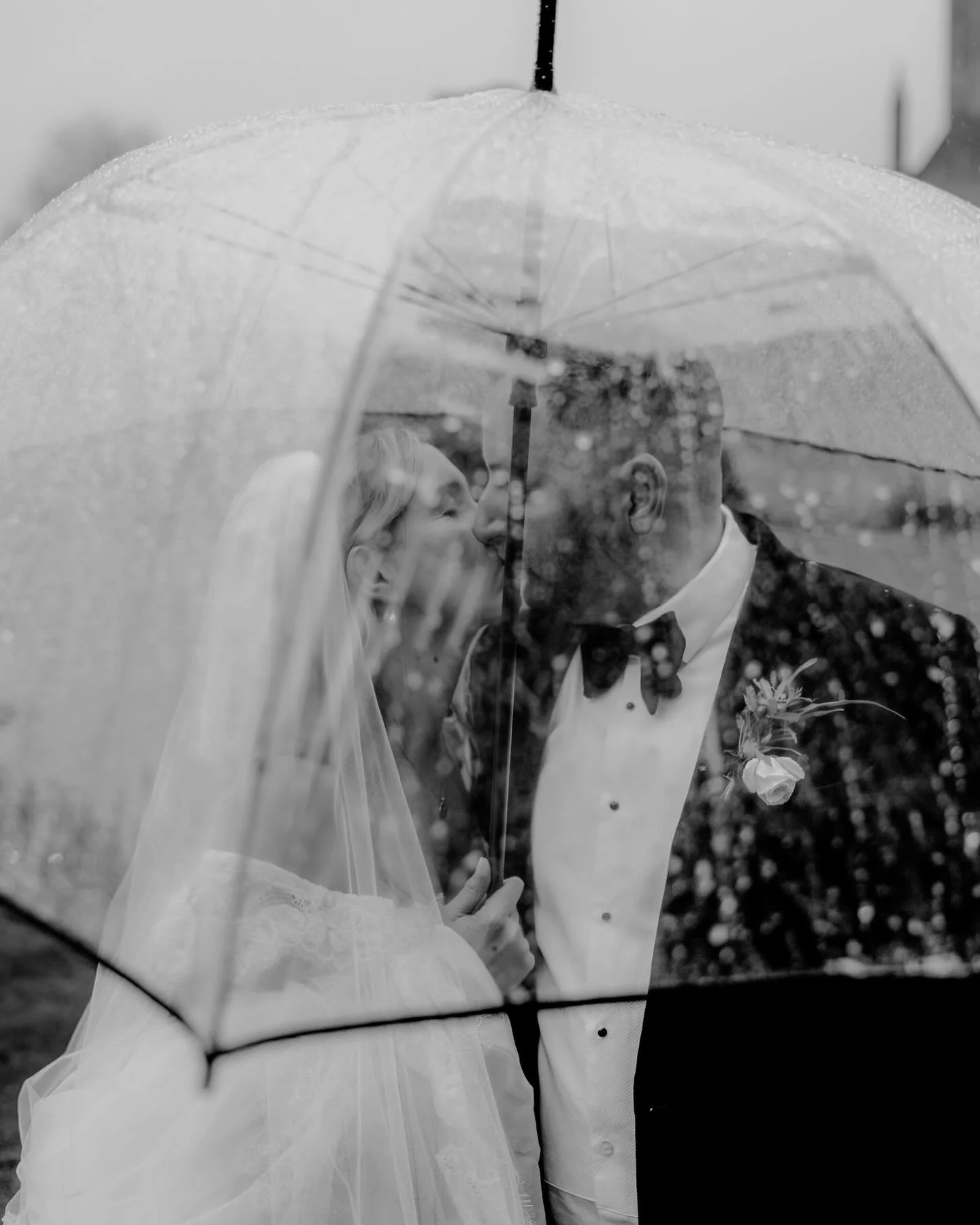 Rain but make it ✨arty✨

A huge congratulations to L &amp; C 🫶🏻 

Photographers: @jordhanphotography 
Venue: @bishopspalacewells @bishopspalaceweddings_events_ 
Catering: @wildforkwest 
Florist: @grown_studio 
Cake: @cake_architect 
Magician: @darr