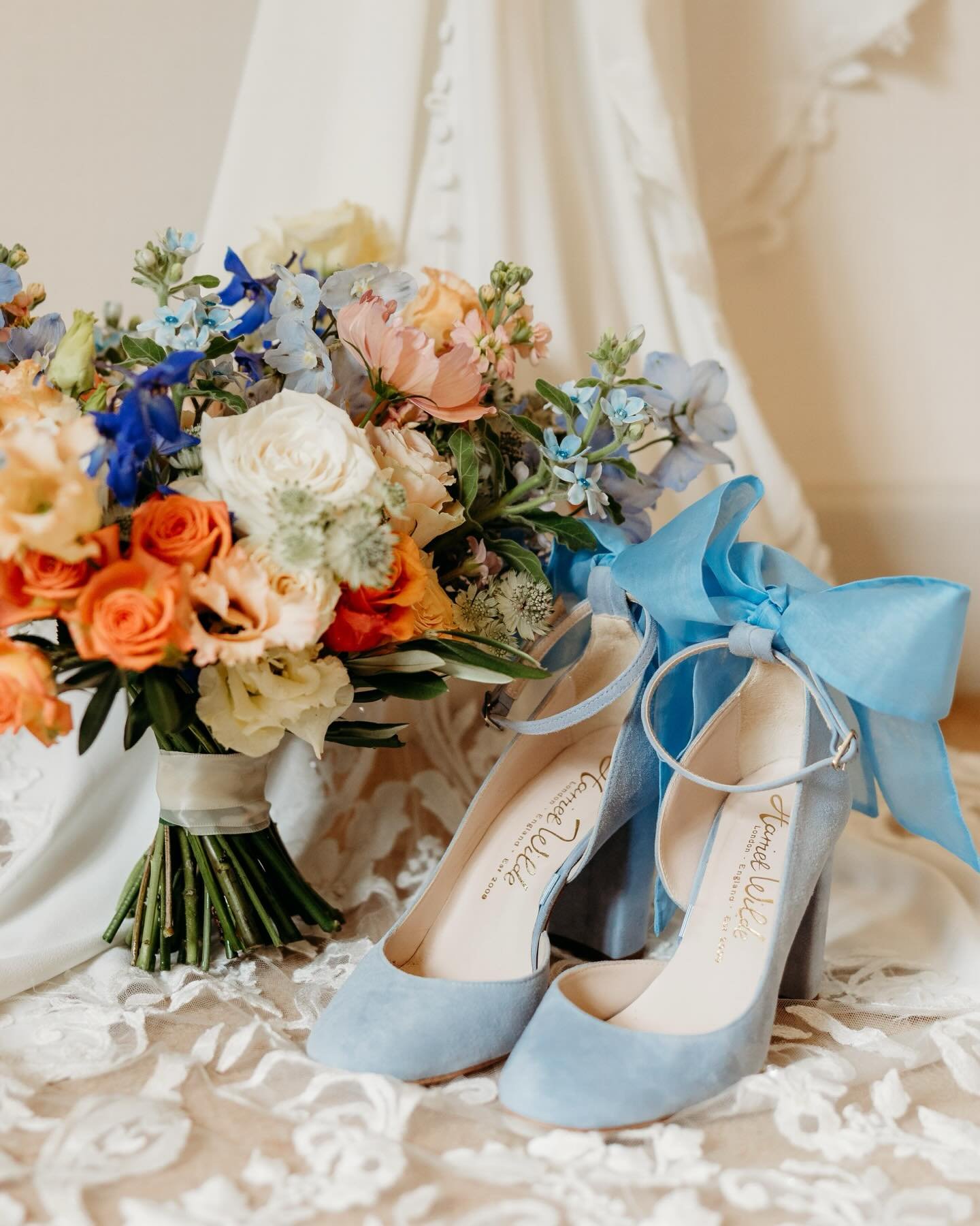 A pop of colour 💥🎨 

Can we appreciate how BEAUTIFUL these colours are together?!

Photographers: @jordhanphotography 
Venue: @staudriespark 
Florist: @fromthewildflorist 
Shoes: @harrietwildeshoes 

#staudriesparkweddingvenue #somersetwedding #som