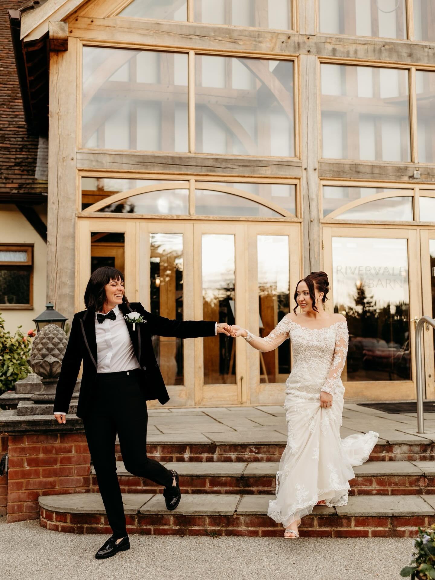 Summer evening light; when the formalities are done and you can go for a walk (some might call it a breather) with the one you love - golden, glowy photos 😍 

#ukweddingphotographer #rivervalebarnweddings #cotswoldweddingphotographer #relaxedwedding