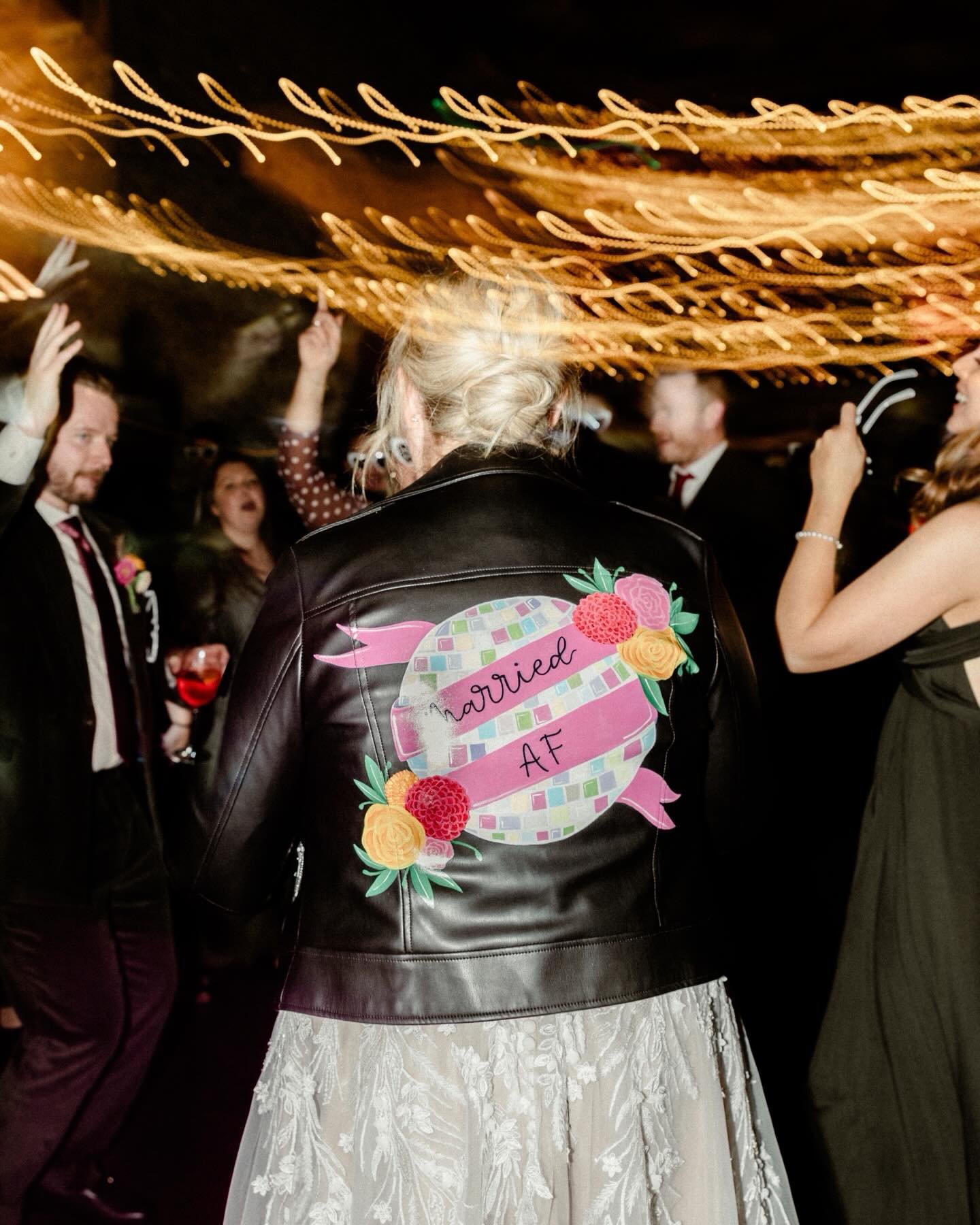 Priston Mill PARTTYYYYY! 🕺🏻 
If your guests aren&rsquo;t on the dance floor like this, tell them they can pay for their own meal 💁🏼&zwj;♀️

Photographers: @jordhanphotography 
Venue: @pristonmill 

#pristonmill #bathweddingphotographer #somersetw