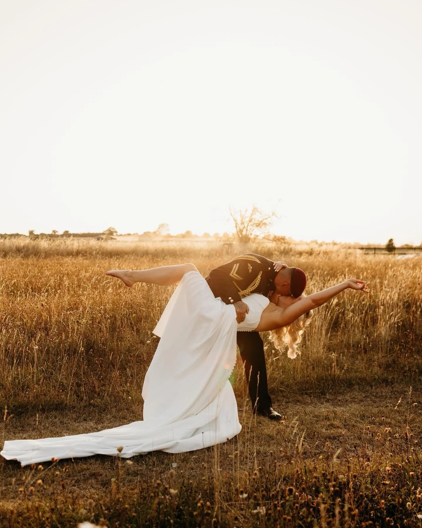 When you take 5 to enjoy the golden glow with your bridal party/groomsmen, this is what you get ✨

Photographers: @jordhanphotography 
Venue: @wellington_barn 

#wellingtonbarn #wiltshirewedding #cotswoldweddingphotographer #somersetweddingphotograph