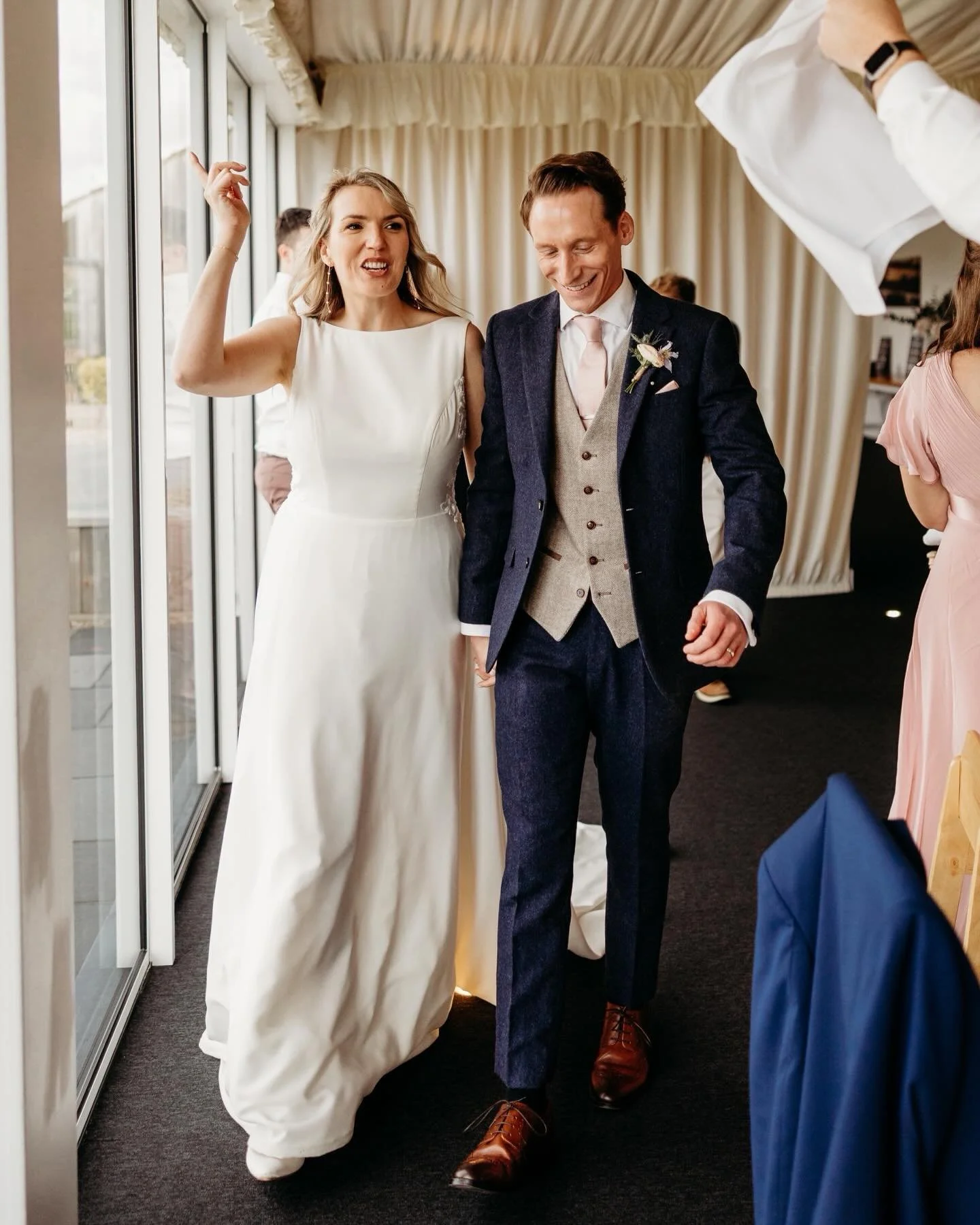 What 👏 an 👏 entrance 👏 

GUESTS - cheer, clap, wave your napkin. We don&rsquo;t care what you do as long as you&rsquo;re being the vibe the couple deserve to walk into 👌🏻 

Photographers: @jordhanphotography 
Venue: @quantocklakesuk 

Quantock L