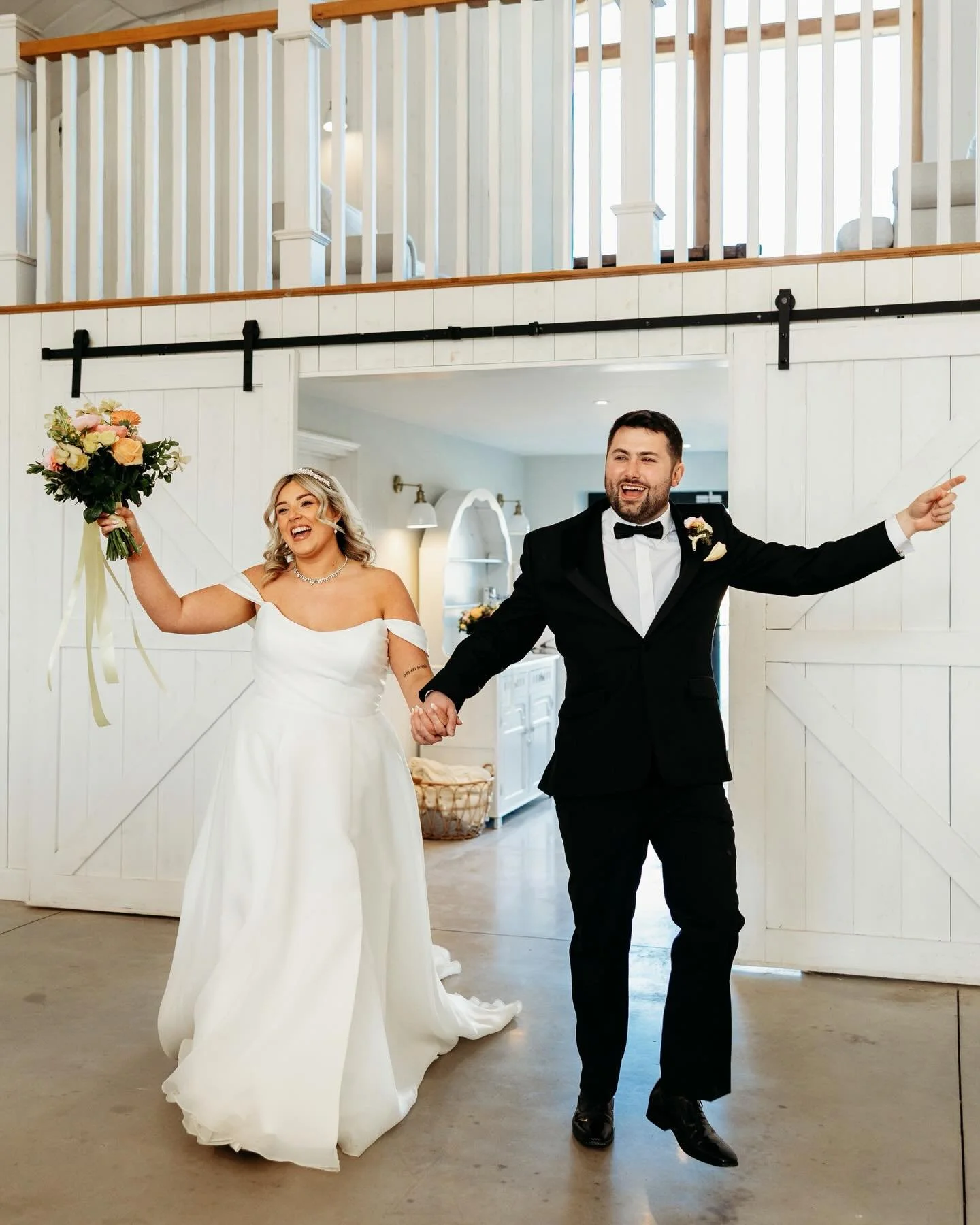 Yesterday we got to photograph K &amp; K&rsquo;s special day at @thewhitebarnuk and WHAT a day it was! (The sun was a paid actor) 🌞 

Congratulations Kelsey &amp; Kyle - thank you so much for for choosing us to capture your special day! ❤️ 

Photogr