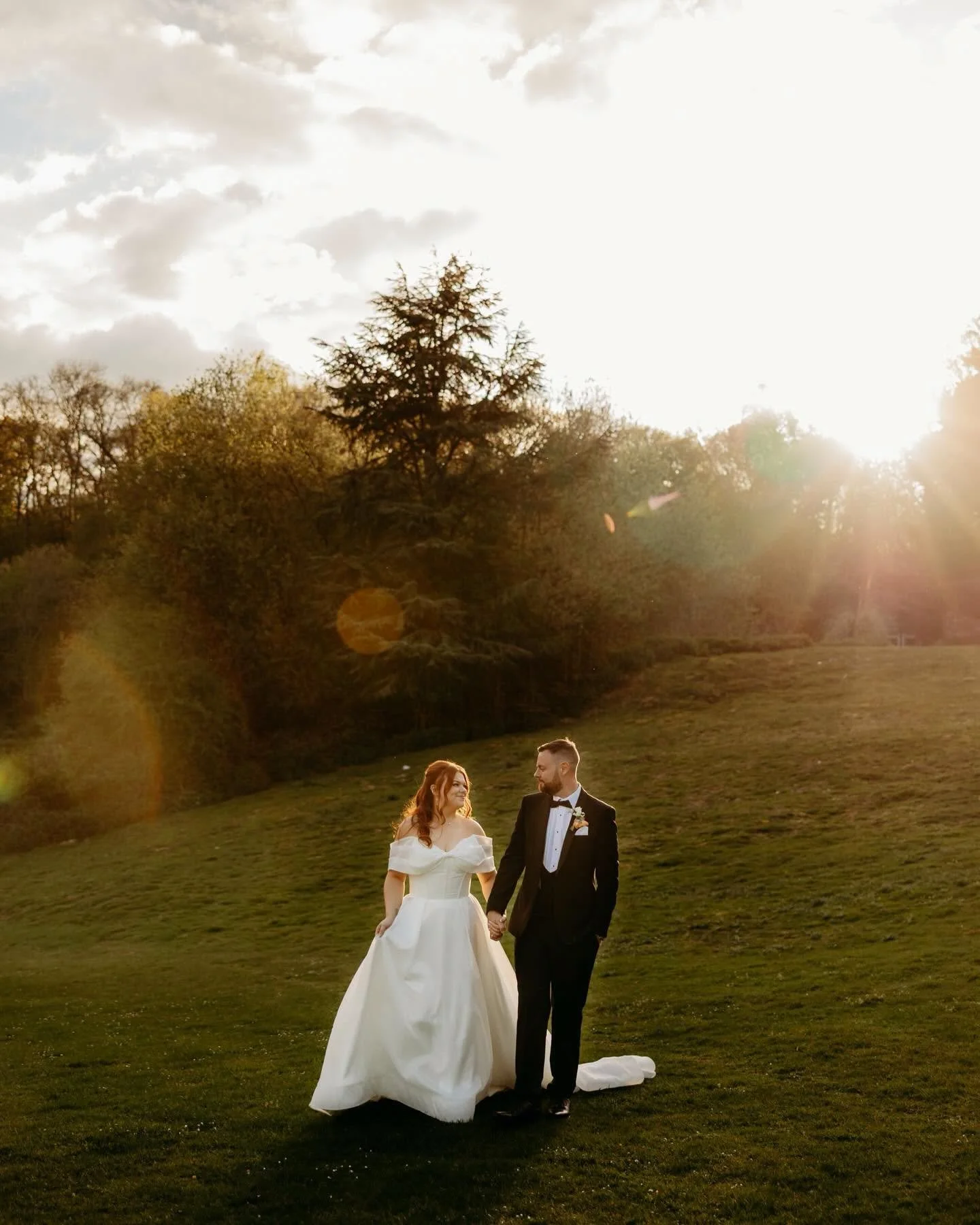 Oh hello, glowy evening sun 😍 
The perfect day at @thepostbarnberkshire with the most glorious florals and guests who just wanted to boogie 🕺

A huge congratulations to C &amp; B - thank you so much for choosing us to capture your special day!

Pho