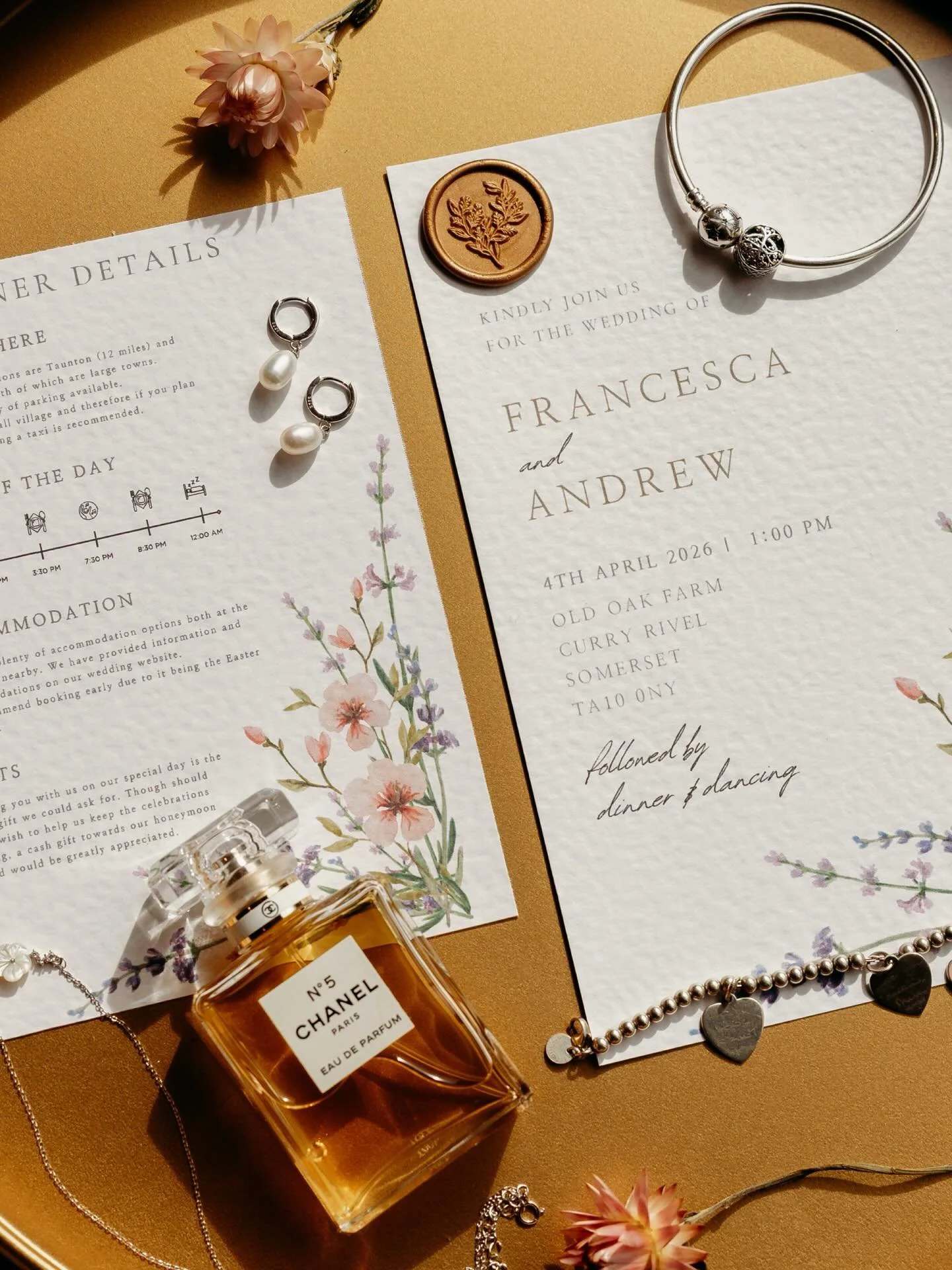 We love a flat lay!

All the details that may not seem like the star of the show, but are all part of the wedding journey ❤️ 

Photographers: @jordhanphotography 
Venue: @oldoakfarmweddingvenue 
Florist: @singlehillflowers 

#ukweddingphotographer #s