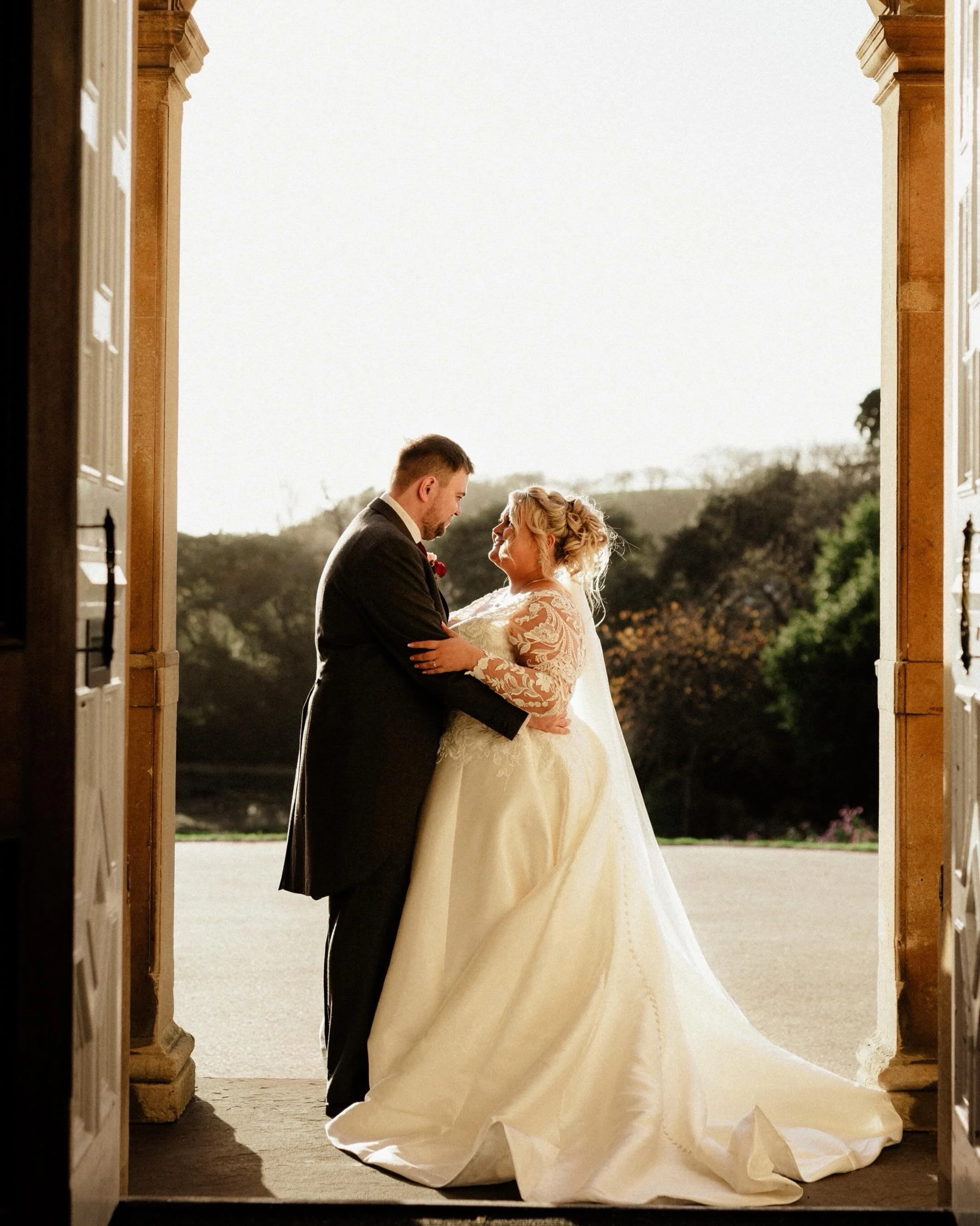 Throwing it all the way back to December in the winter sun at beautiful @clevedonhall 🌞

Clevedon Hall is a beautiful venue anyway, but it holds such a special place in our hearts - we got married there too!😍 

Photographers: @jordhanphotography 
V