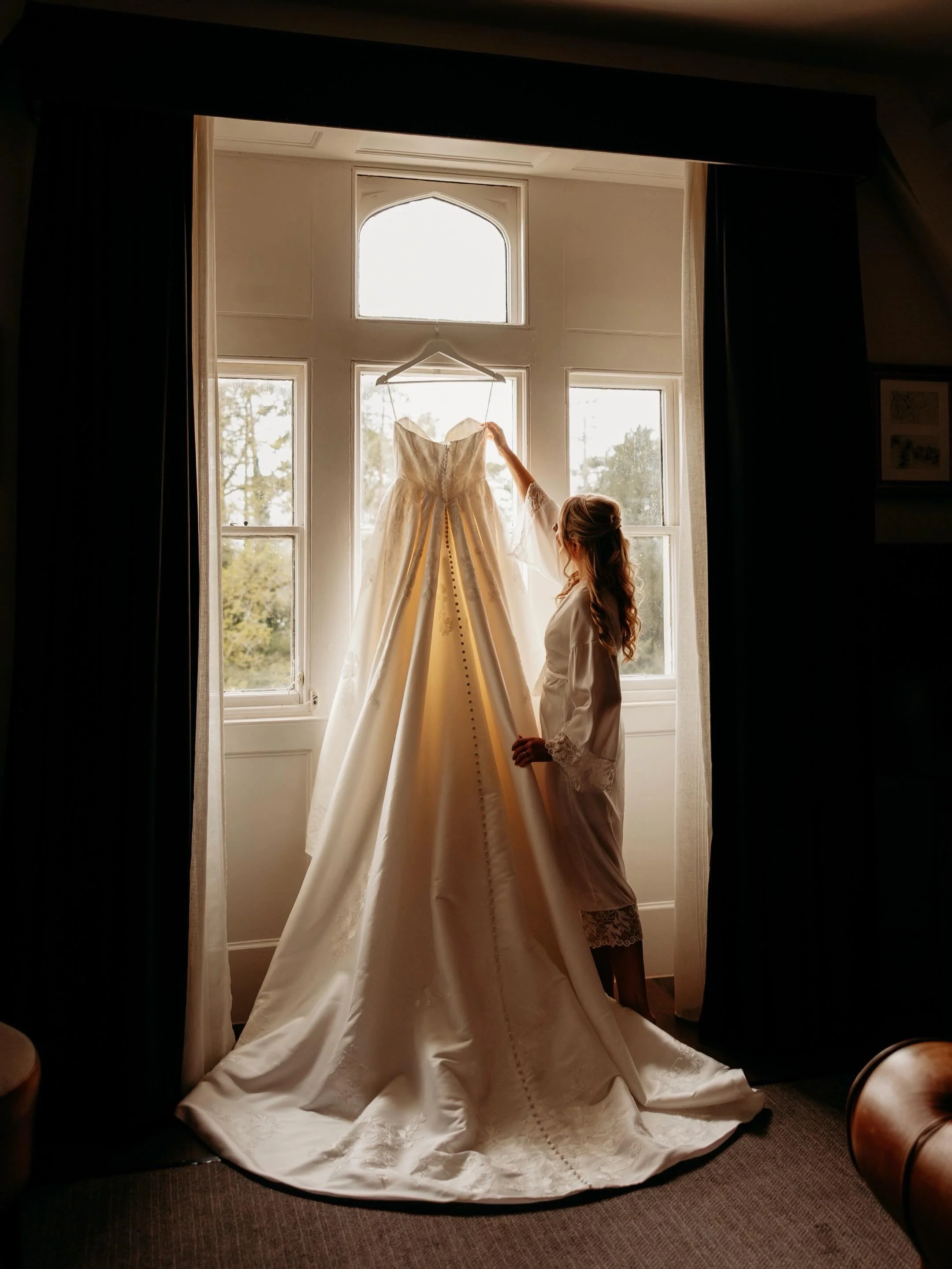Morning details with mum ❤️ 

Whether you&rsquo;re getting ready with one person or 5, make sure you take a minute to take it all in ❤️ 

Photographer: @jordhanphotography 
Venue: @tortworth_court_weddings @deveretortworthcourt 

#tortworthcourt #cot