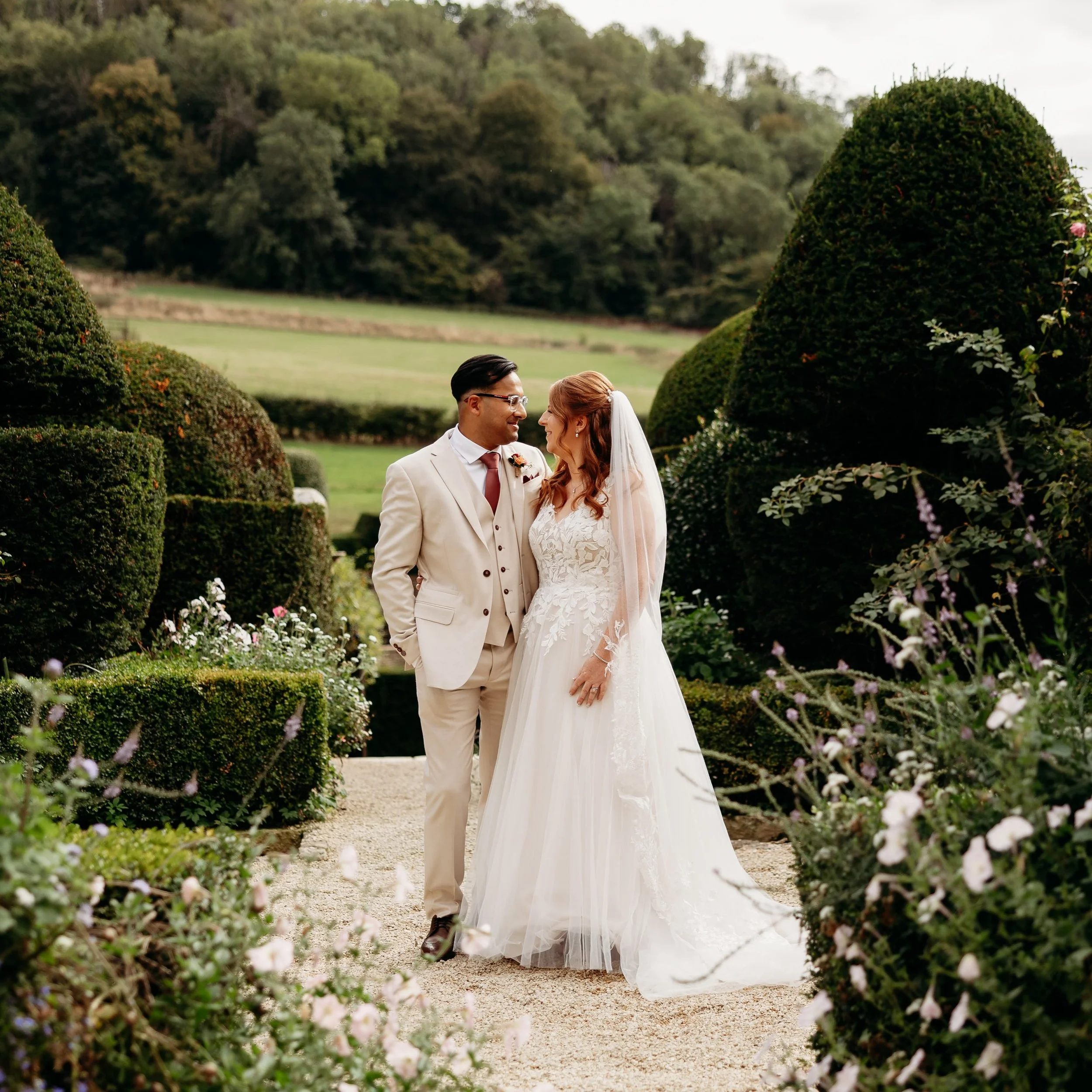 So, so lovely to be back at Owlpen Manor - we absolutely LOVE it here. Not only for the beautiful gardens, house and barn, but the staff are absolutely incredible too! Outdoor ceremony: 10/10 - luck was on our side. 

Congratulations J &amp; M - than