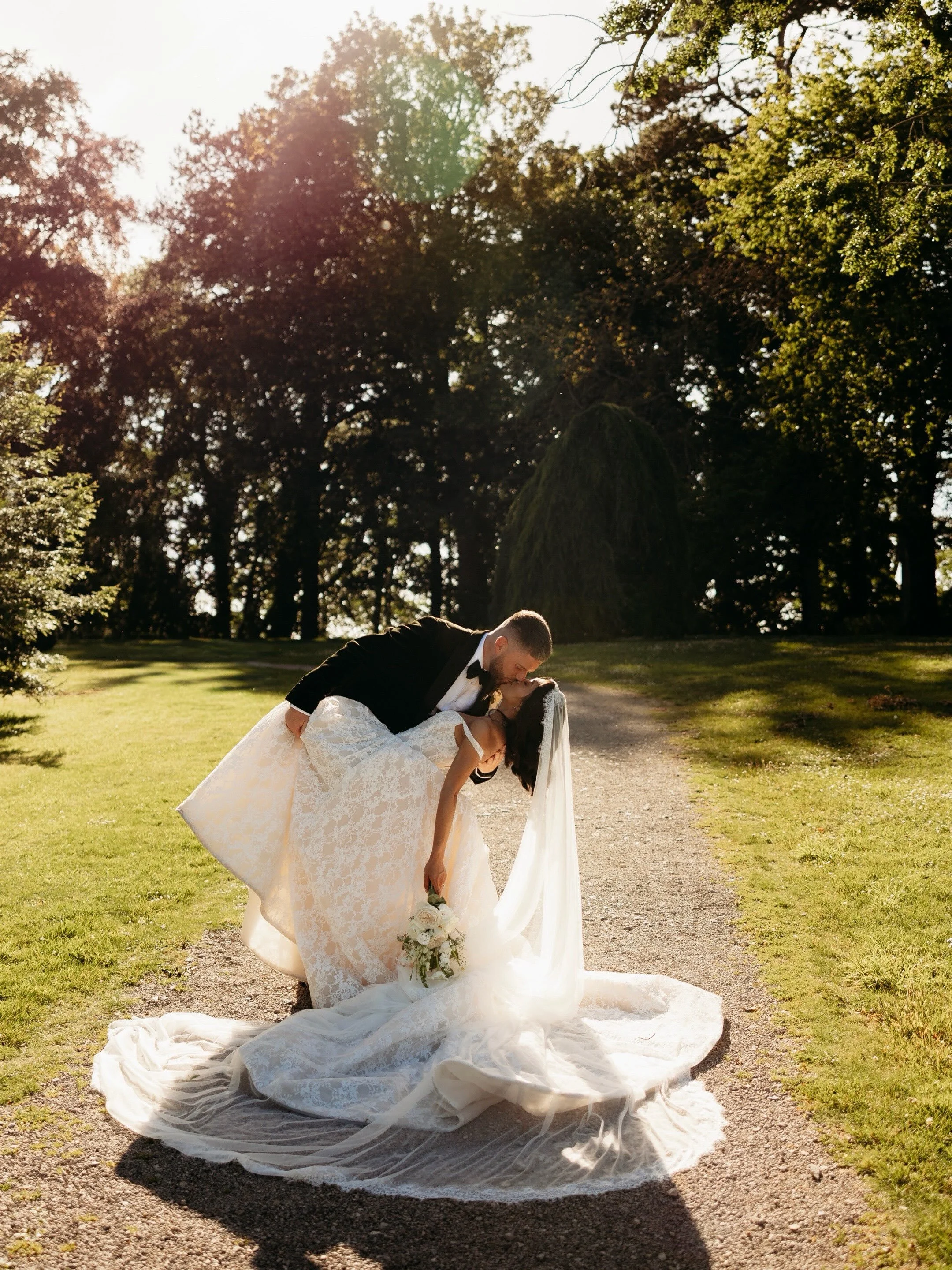 That golden glow at Tortworth Court really is dreamy 😍 

So many couples think that portrait sessions have to take up your whole drinks reception - absolutely not! We keep them short, fun and relaxed and it results in BEAUTIFUL photos like these 😍
