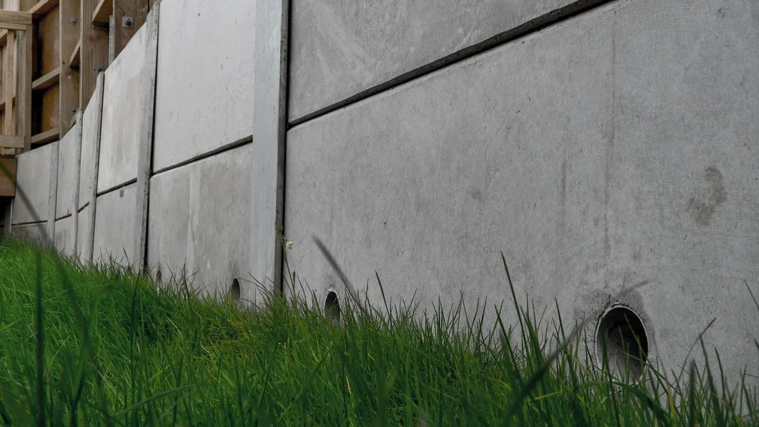 LARGE CONCRETE SLABS/RETAINING WALLS