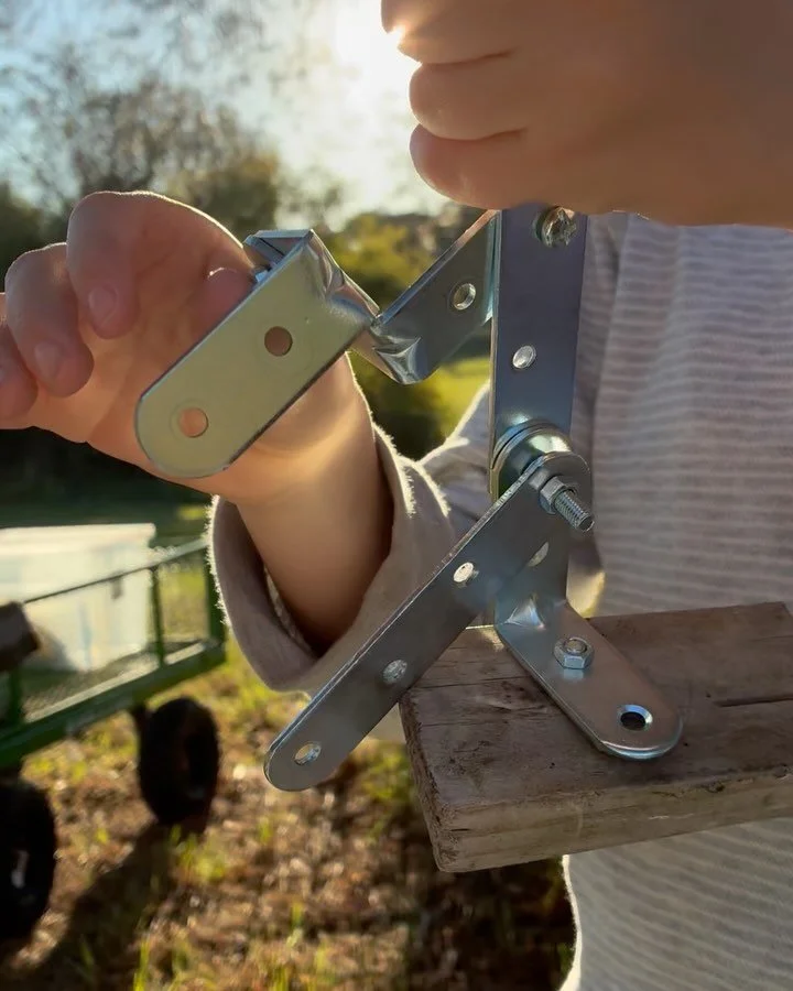 Today at Nature Talking! 🐸
Creating some fun contraptions 🏗️🏗️
Parent coaching 📋📋
AAC assisted imaginative play 💎🪨