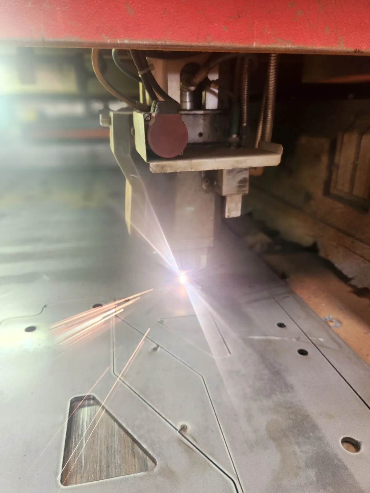 Welding machine welding a metal sheet with sparks and bright light