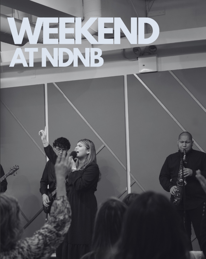 Grupo de músicos tocando en un escenario, una mujer cantando con micrófono y dos hombres tocando instrumentos, uno con guitarra y otro con saxofón, en un evento llamado 'WEEKEND AT TNNB'.