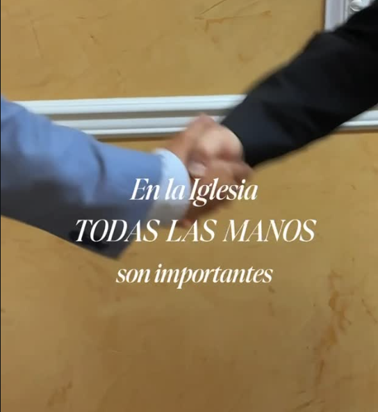 A dos personas estrechándose la mano en un fondo de pared color mostaza
