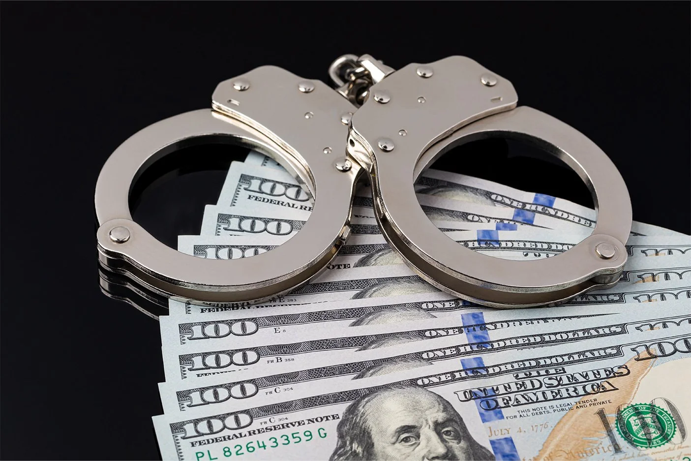money and handcuffs for emergency bail bonds