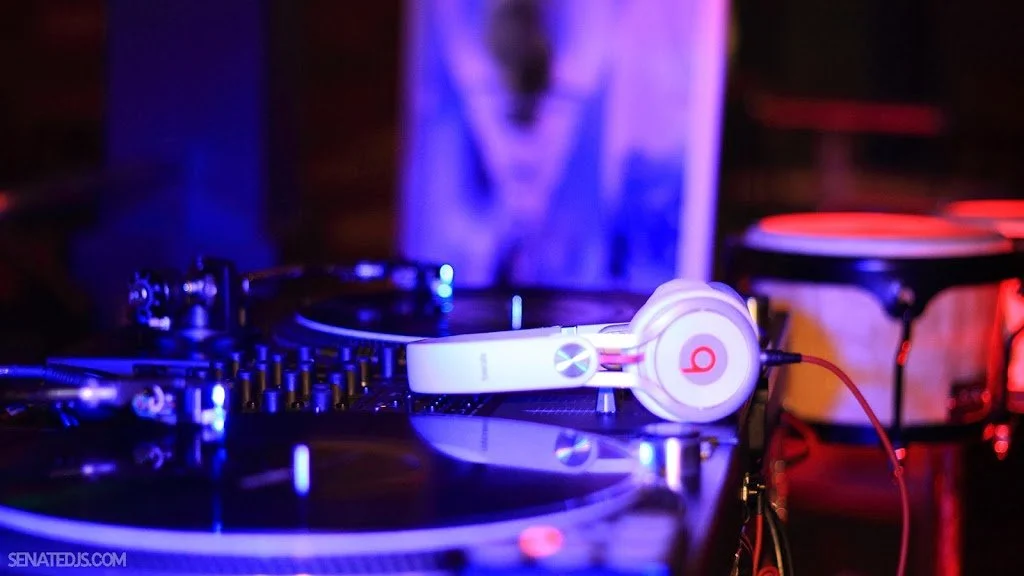 Freebie! Beats Wallpaper on Anthony Sojo Setup At the" White Party"