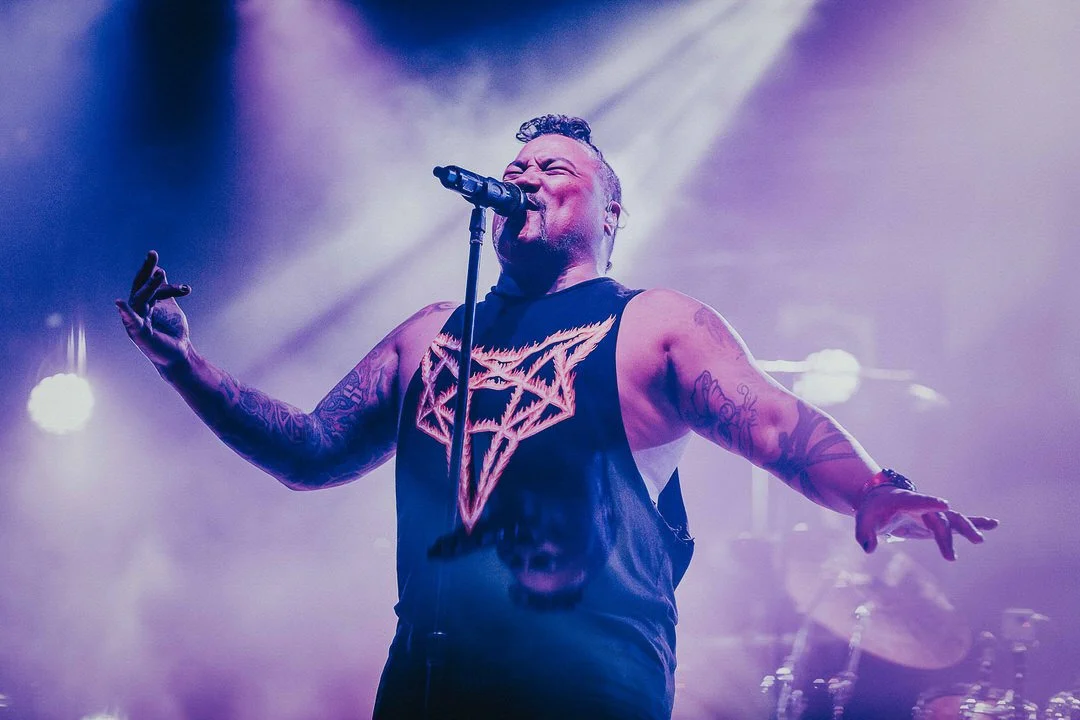 Frame-Power-Photography-photo-of-singer-with-band-on-stage.jpg