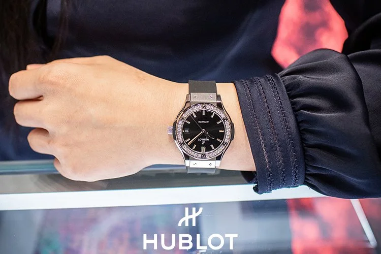 Uhr am Handgelenk von Hublot