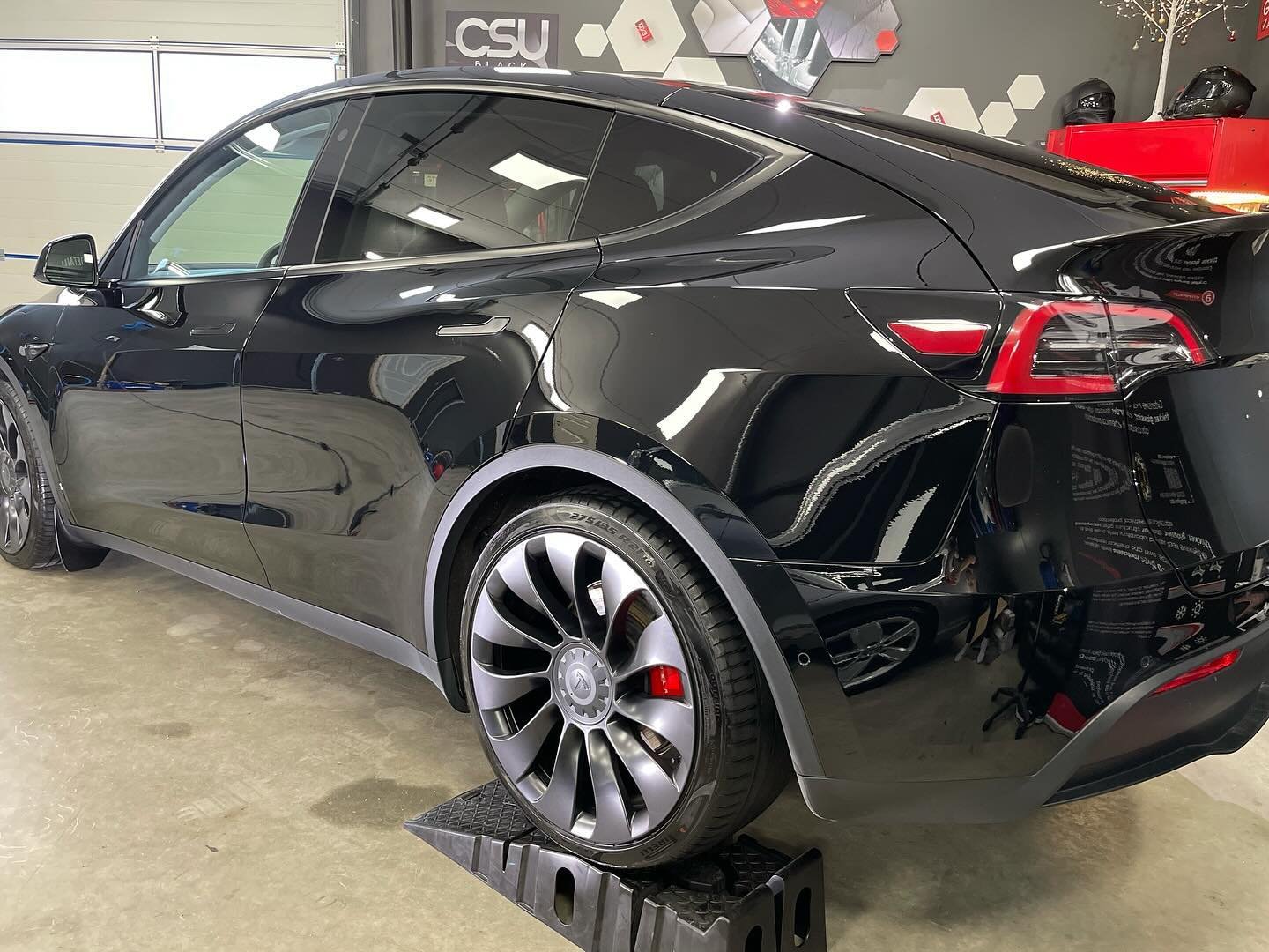 Da ble denne Solid Black TMY 4-5 stegs lakk korrigert fra lakkstøv med Mirka, Koch Chemie og Manzerna. Lakken ble keramisk forseglet med Gtechniq Ultra, C4 trim restorer og G1 clear vision smart glass coating. Bilen ble levert som ny til meget