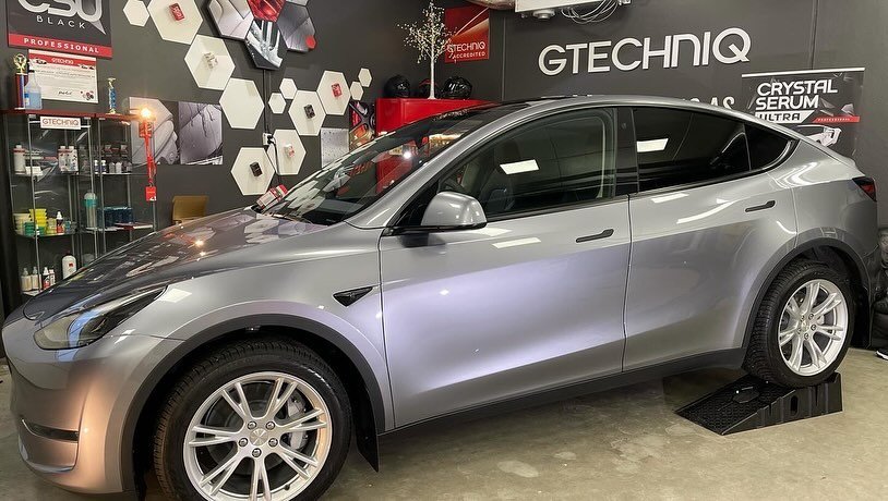 Da ble disse 2 nye TMY full behandlet med Gtechniq CSU Black ceramic lakk forsegling, G1 smart glass clear vision, interiør med I1 smart fabric, C6 matte dash og Colourlock artificial leather coat. Gtechniq Haugesund takker til meget forn&osla