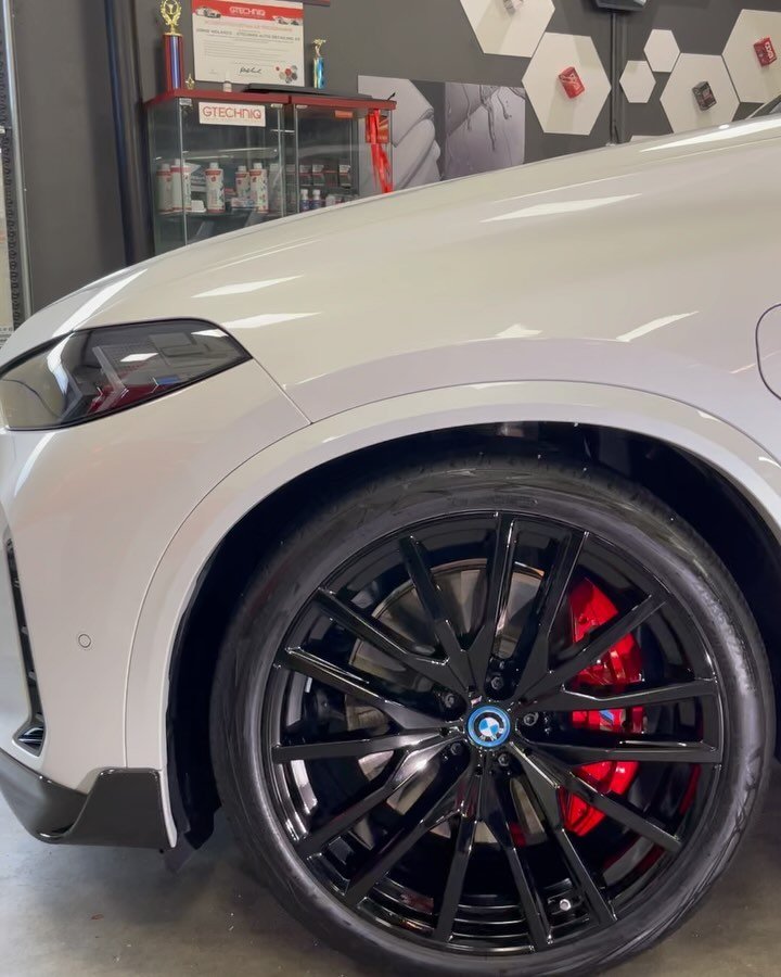 Da ble denne rå tøffe splitter ny X5 Performance behandlet med Gtechniq CSU Black keramisk lakk og felger forsegling, G1 smart glass clear vision, gyeon leather coat. Dørkarmer, skiltplater og andre detaljer ble også kerami