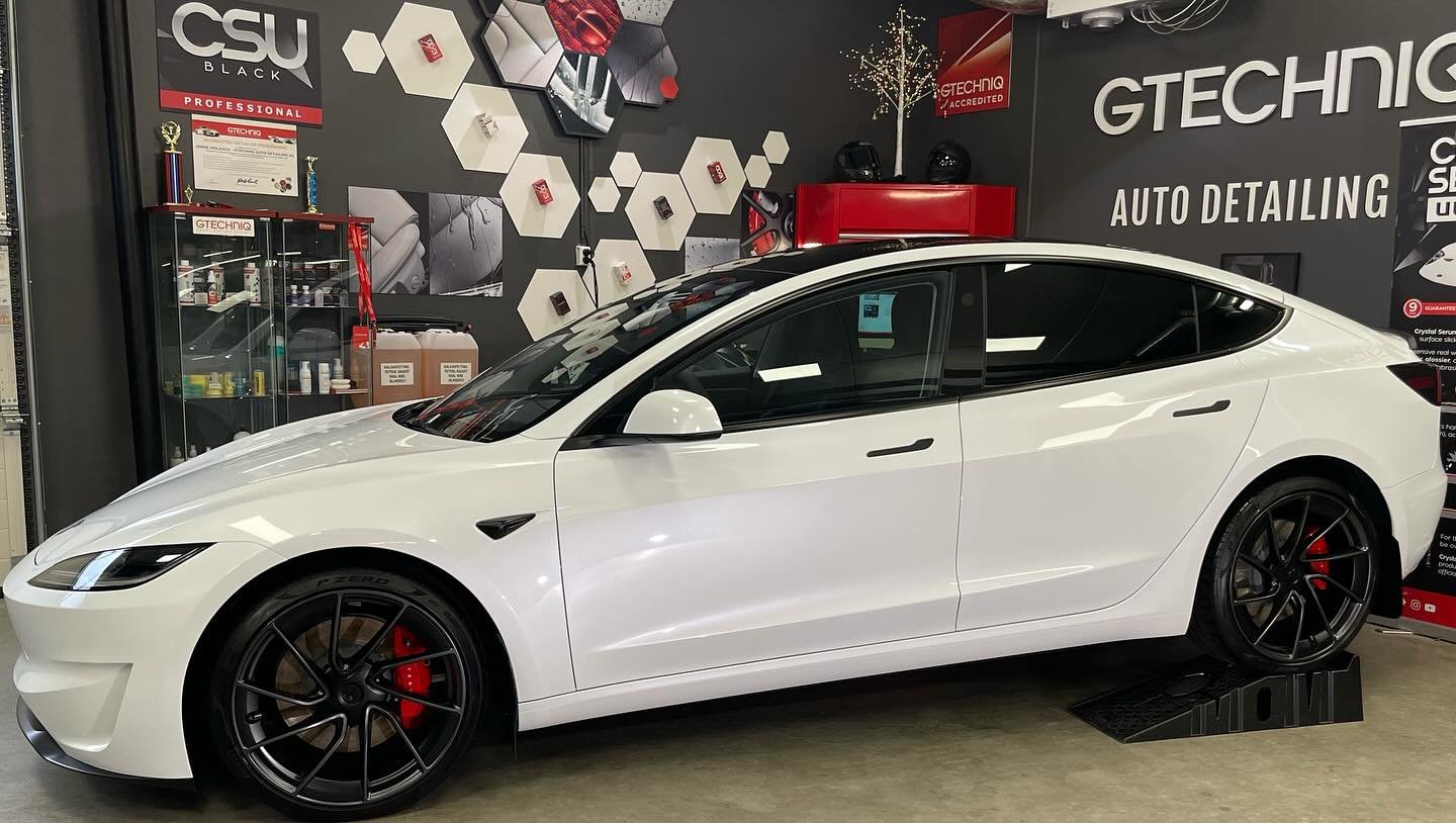Sa ble denne splitter ny tøffe TM3 keramisk behandlet med det beste fra Gtechniq. Solfilm arbeid og satin svart detaljer som logo og bokstavene på bakluka ble utført av VAwraps. @gtechniq @vawraps