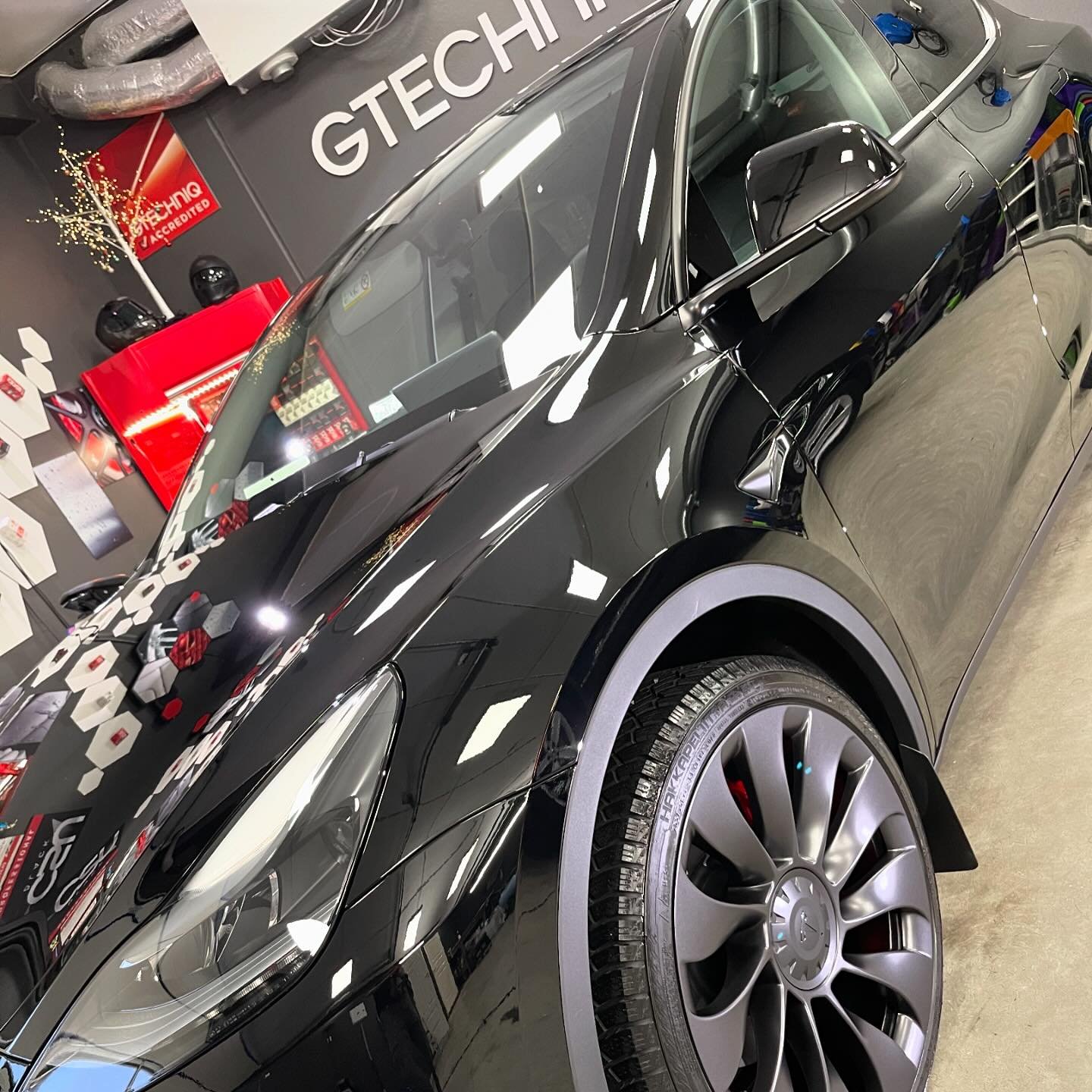 Uten tvil den beste lakk farge på en bil👌✨. Tesla MY Solid Black som ble behandlet med CSU Black lakk forsegling, G1 clear vision smart glass coating, felger ble keramisk forseglet og interiøret ble beskyttet med Gtechniq og Colourlock.