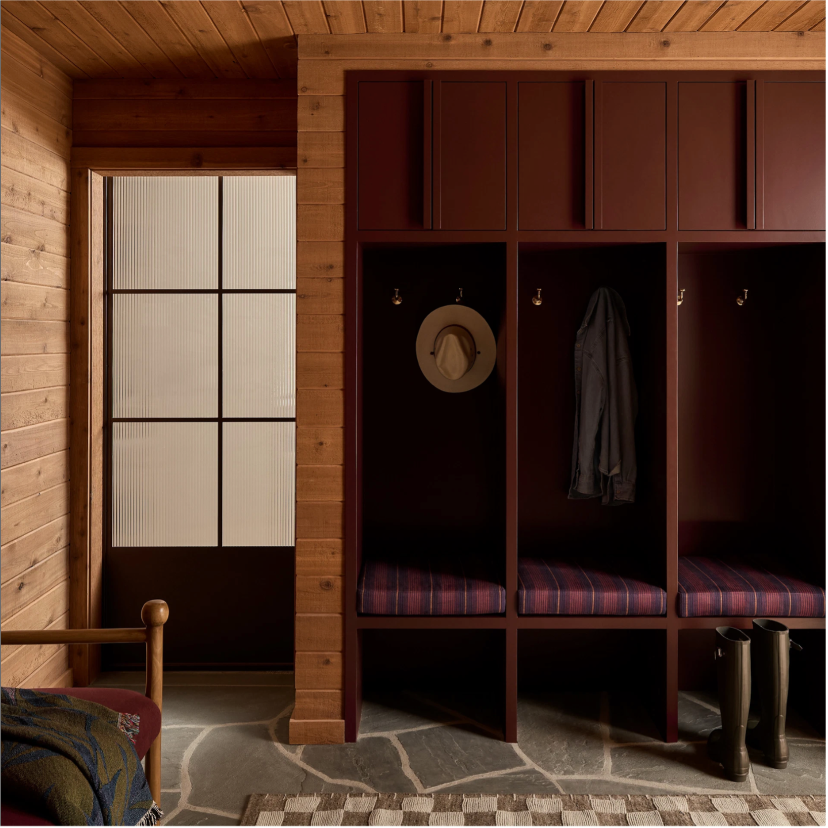 Boot room with dark coloured jinery