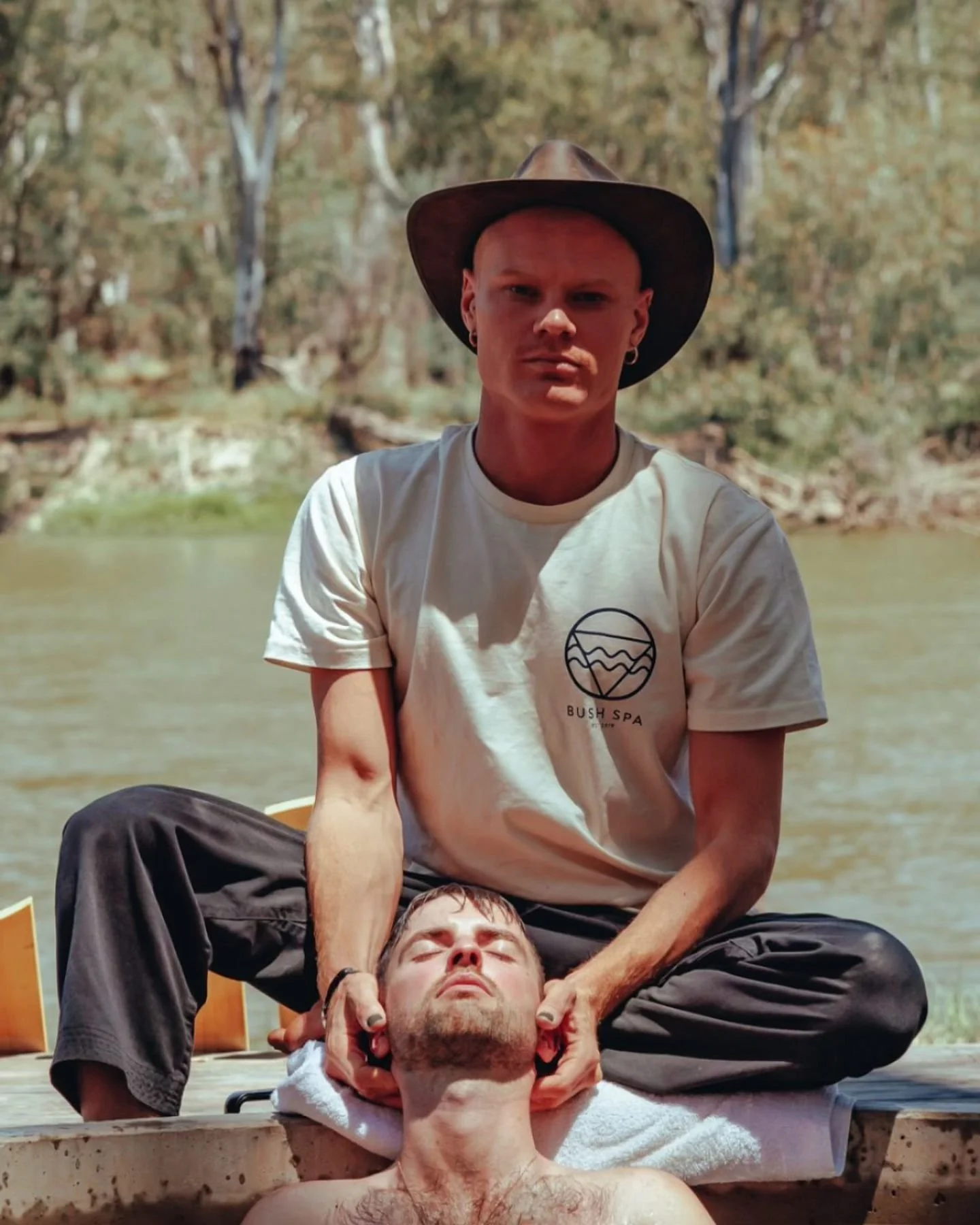 Working the neck and shoulder massage in the bush spa at @strawberryfields_festival 🍓💆🏽&zwj;♂️