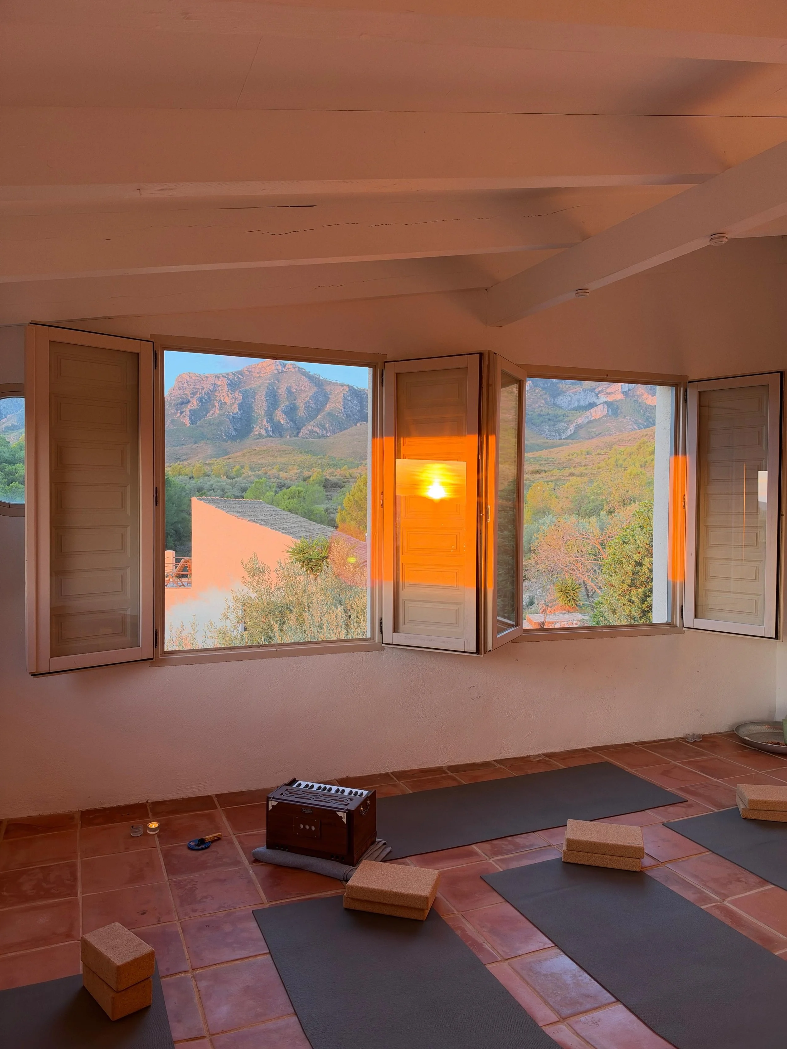 I spent the past few days at a beautiful retreat in Spain. Four days without my phone, without the usual noise, without constantly being somewhere else in my head. 

And honestly, it made me realize something I found quite uncomfortable to admit.
How