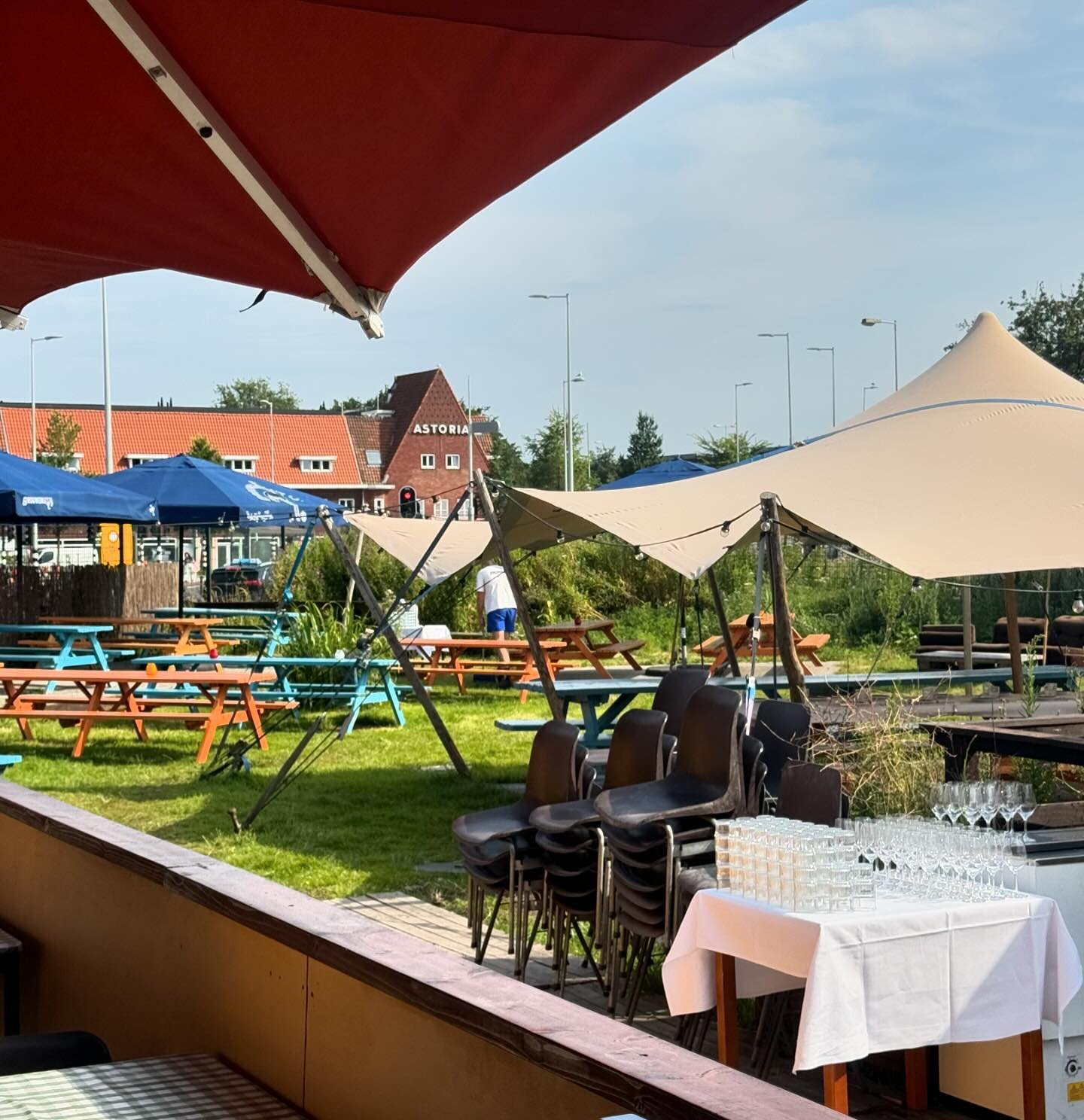 Altijd plek op ons terras #komlangs #woensdagweeropen #zon #terras #noord