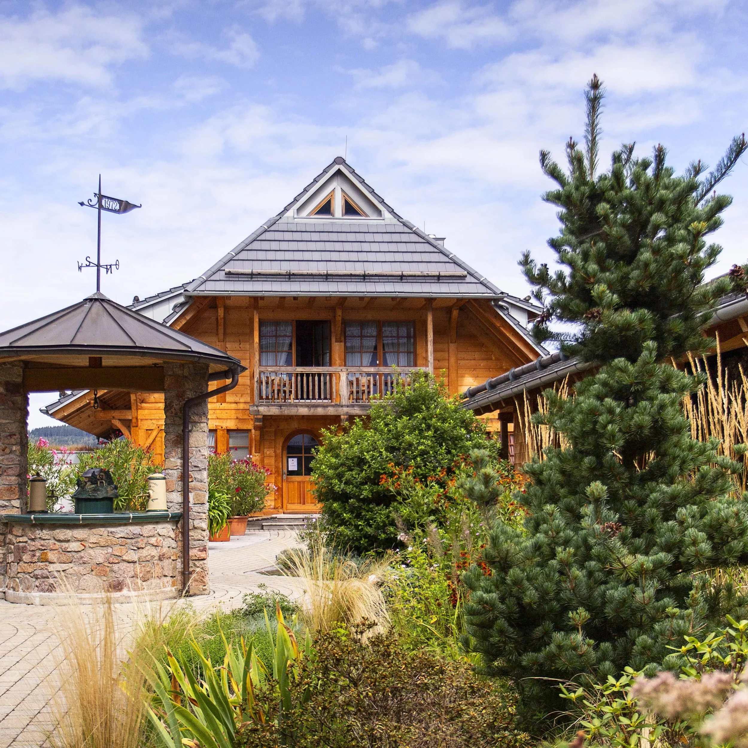 elztalhotel-schwarzwaldsaunahaus-sommer.jpg