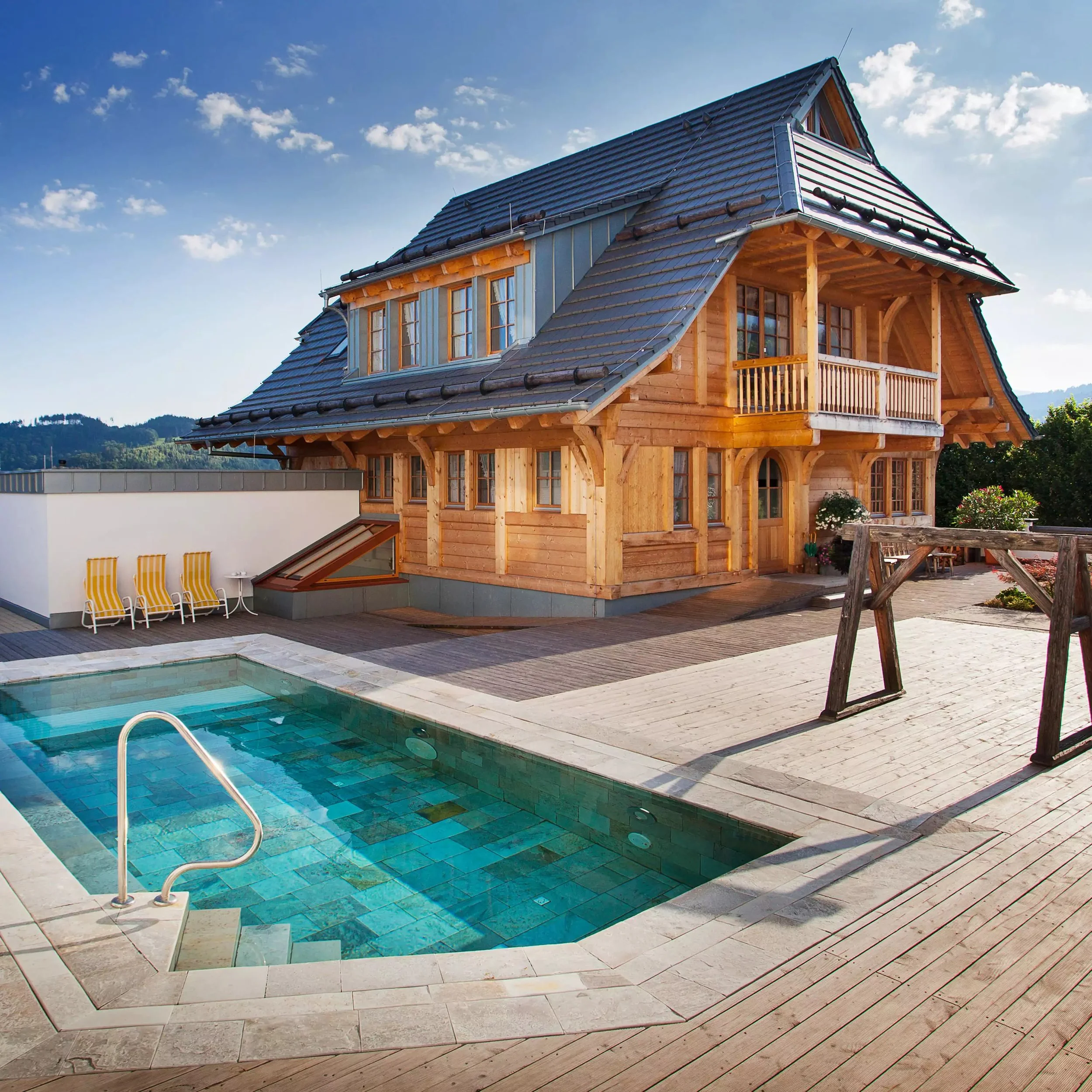 elztalhotel-solebecken-sonnig-mit-haus.jpg