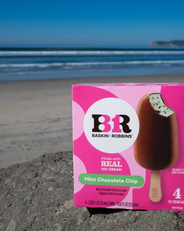 Mint Chocolate Chip lovers, this Baskin-Robbins ice cream bar is for you! 💚

Whether enjoying one at the beach or in your backyard, this is the perfect mix of refreshing mint and rich chocolate chips. It&rsquo;s a classic for a reason!

🍃🍫 #Baskin