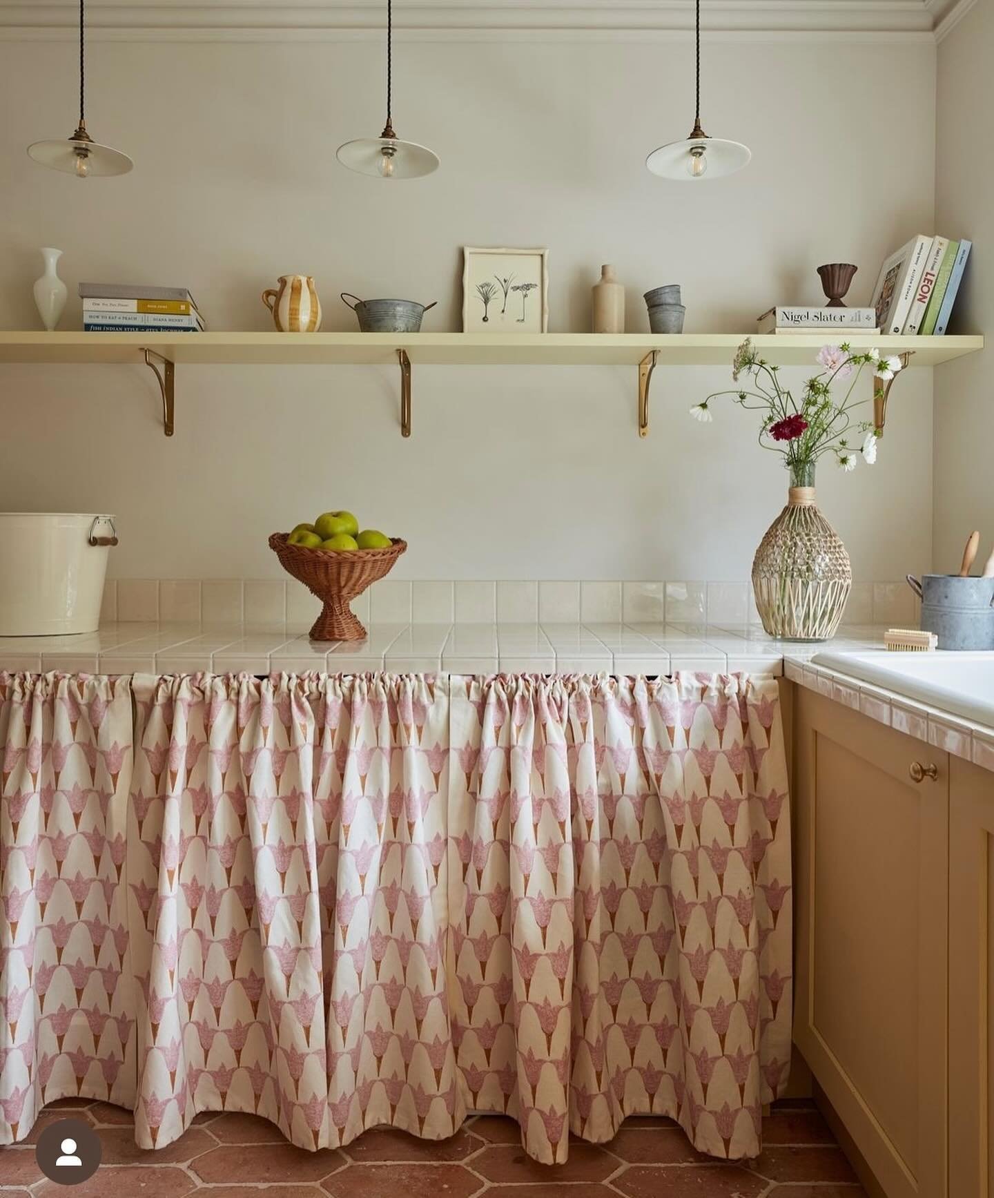 Rooms that are oozing &lsquo;Springtime&rsquo; vibes. 🌼

1 - Those mundane tasks don&rsquo;t seem as boring anymore when you have a utility room like this! 

2 - Florals, wall lamps &amp; gorgeous pink tiles = bathroom goals by @vaughan_d_d 

3 - Th