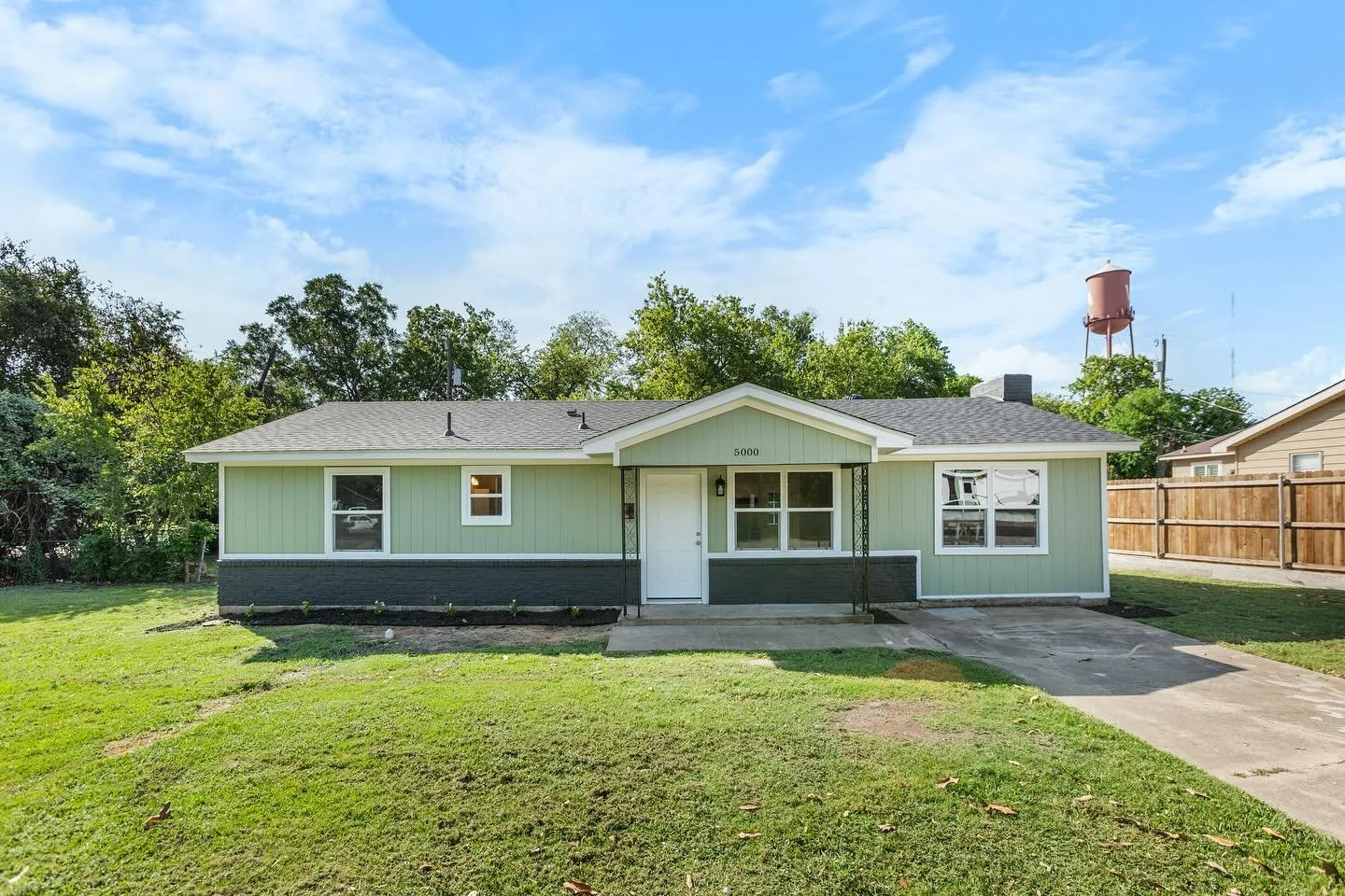 JUST LISTED
🏠 5000 Inwood Drive
📍 Waco | TX
3 BR 1 BA 1221 sqft Corner Lot
$224,900.00
...
Classic 1960&rsquo;s Ranch, Completely Updated Inside &amp; Out. This 3-bedroom, 1-bath ranch-style home located in the Heart of Waco has been completely ren